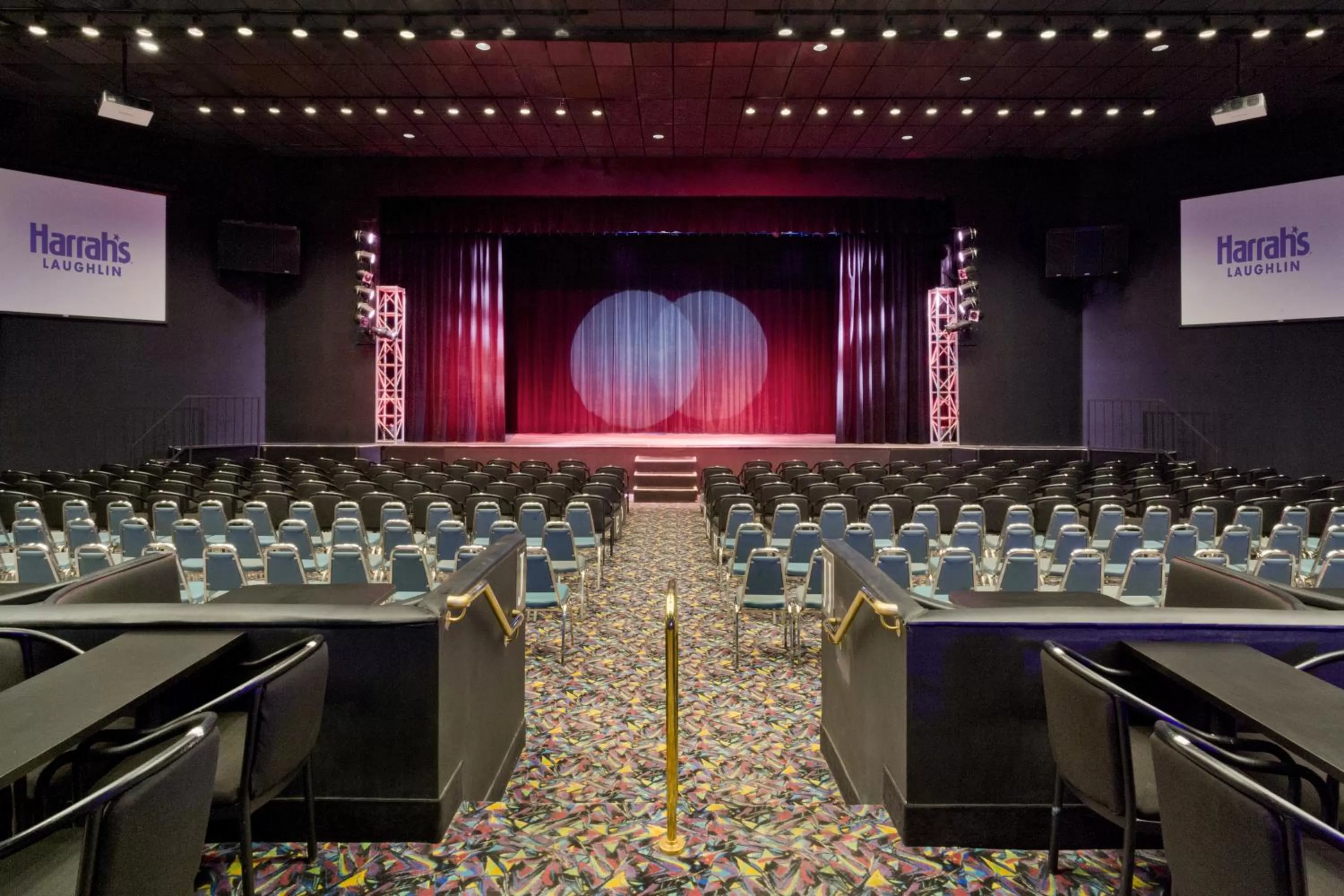 Evening entertainment in Harrah's Laughlin, A Caesars Destination
