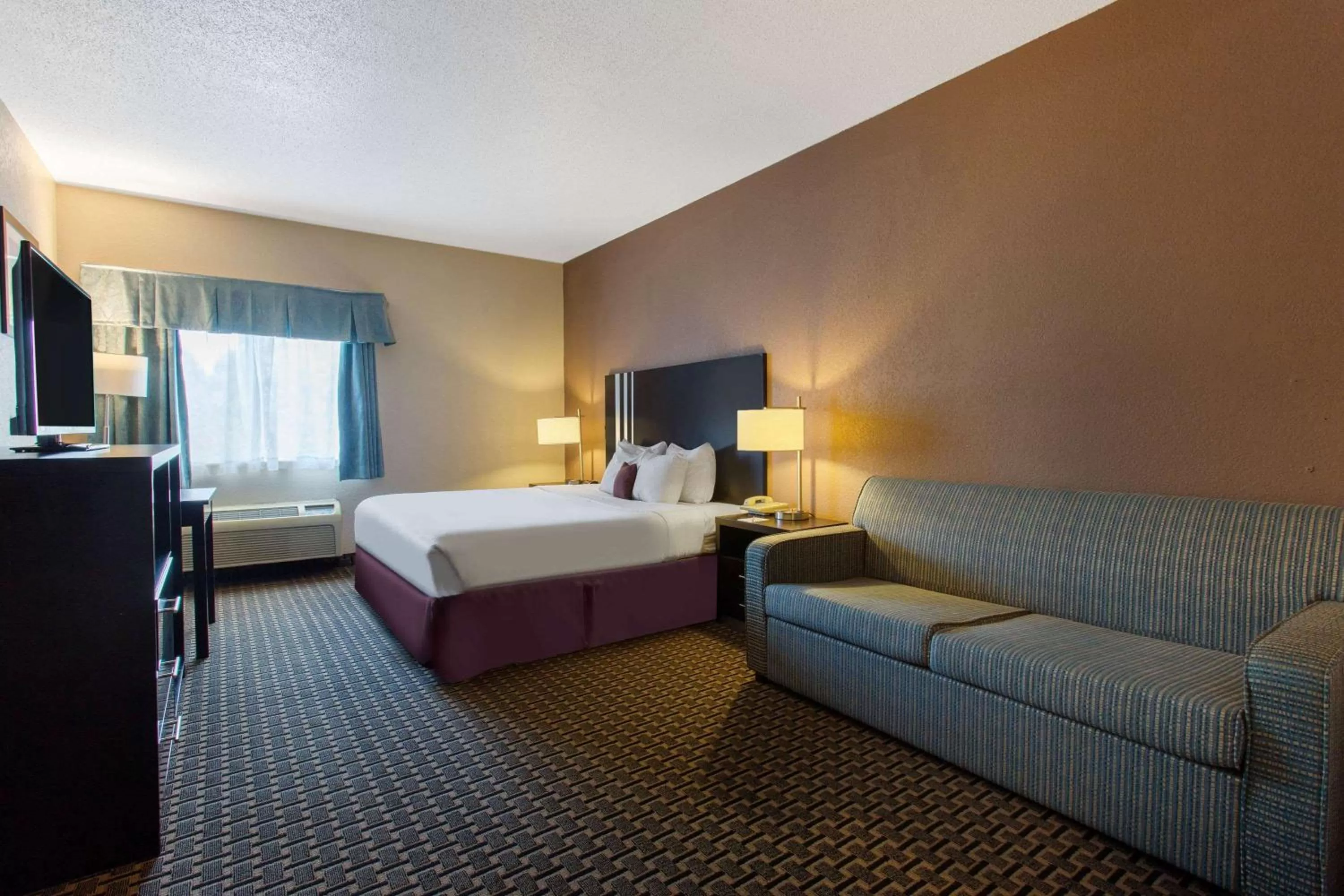 Photo of the whole room, Bed in Ramada by Wyndham Glendale Heights/Lombard