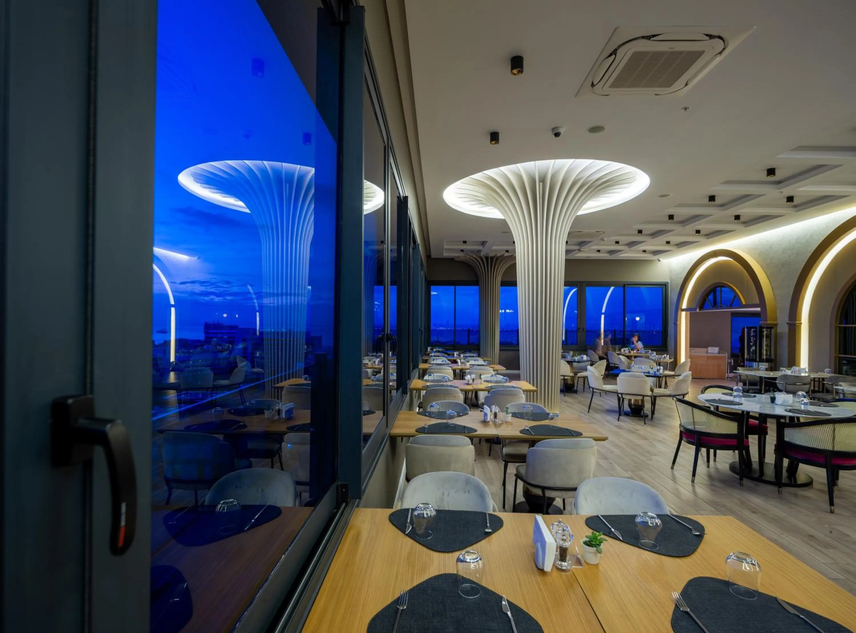 Restaurant/places to eat in DoubleTree by Hilton Izmir - Alsancak