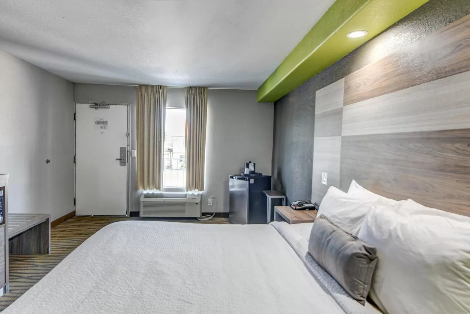 Photo of the whole room, Bed in Seabreeze Inn - Fort Walton