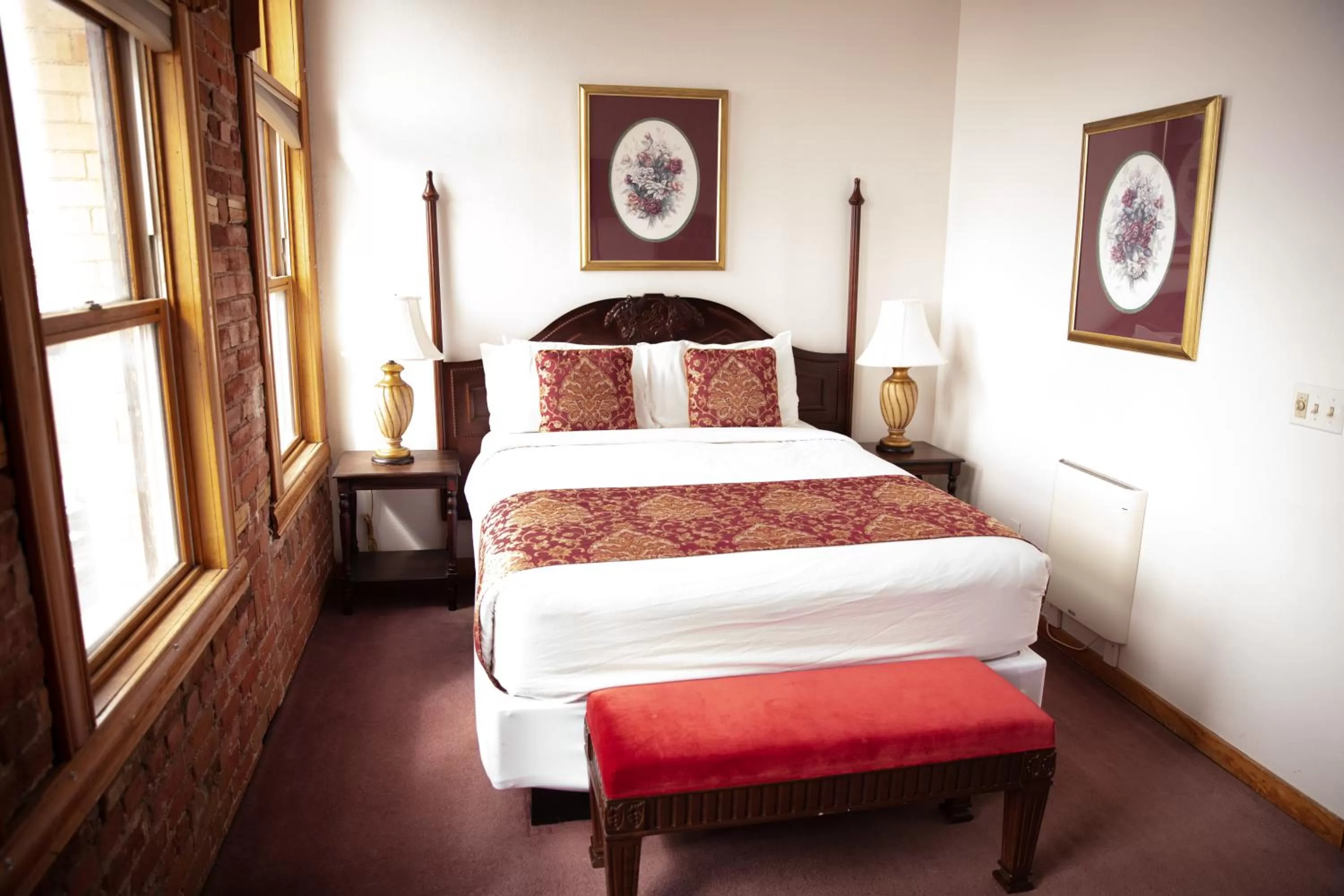 Standard Queen Room in The Victor Hotel