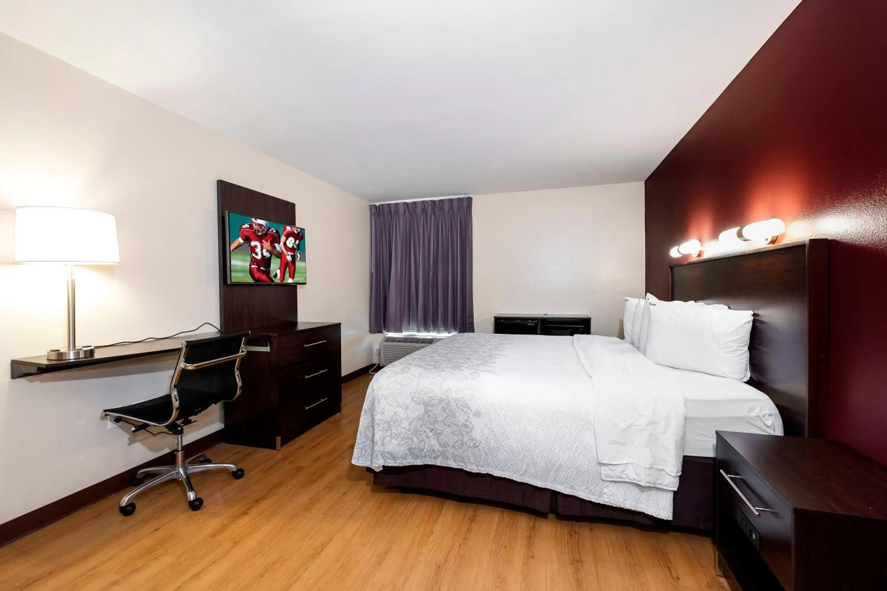 Deluxe King Room Disability Access Roll-In Shower Smoke Free in Red Roof Inn PLUS+ Tuscaloosa - University Deluxe King Room Disability Access Roll-In Shower Smoke Free in Red Roof Inn PLUS+ Tuscaloosa - University