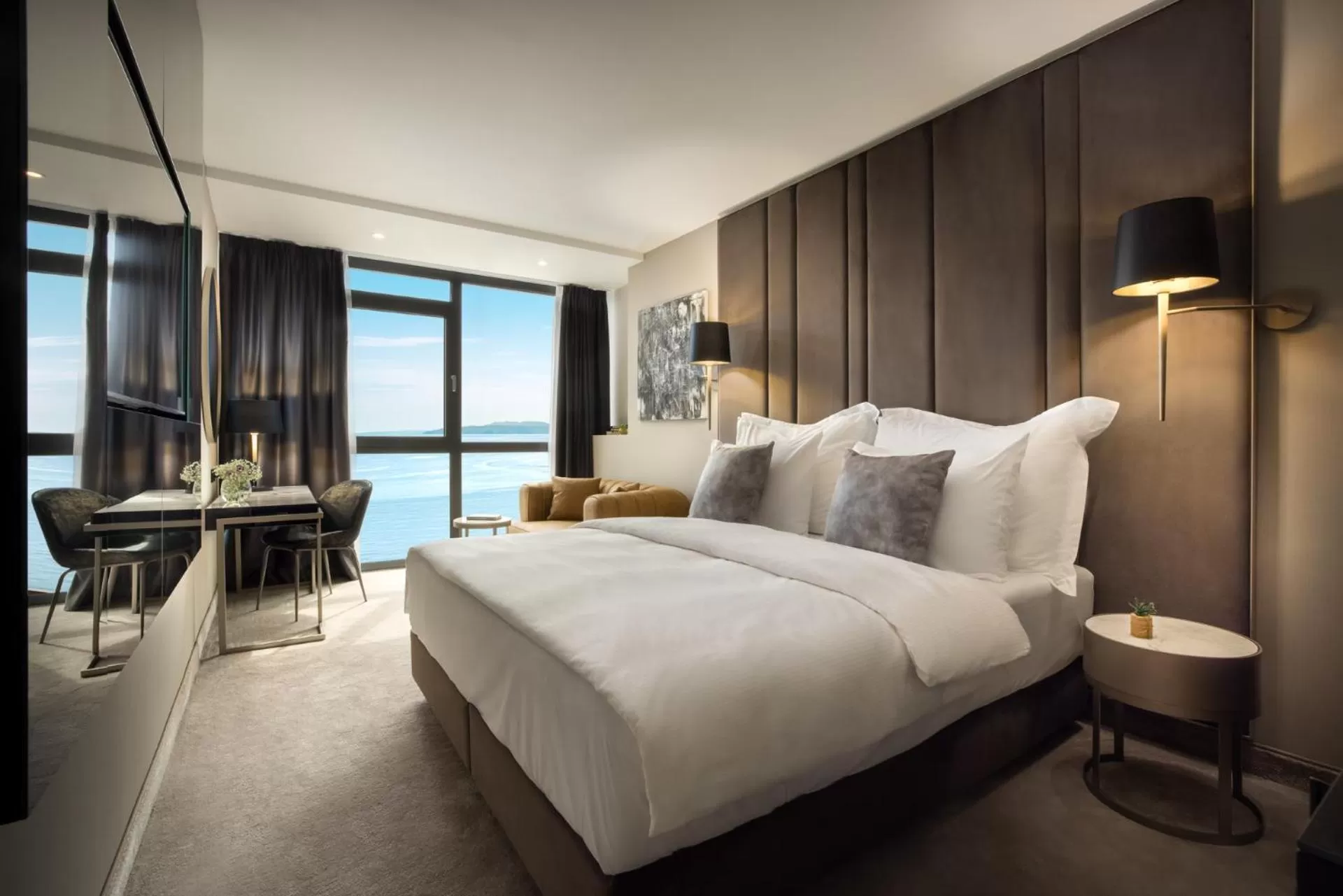 Pool view, Bed in Grand Hotel Adriatic