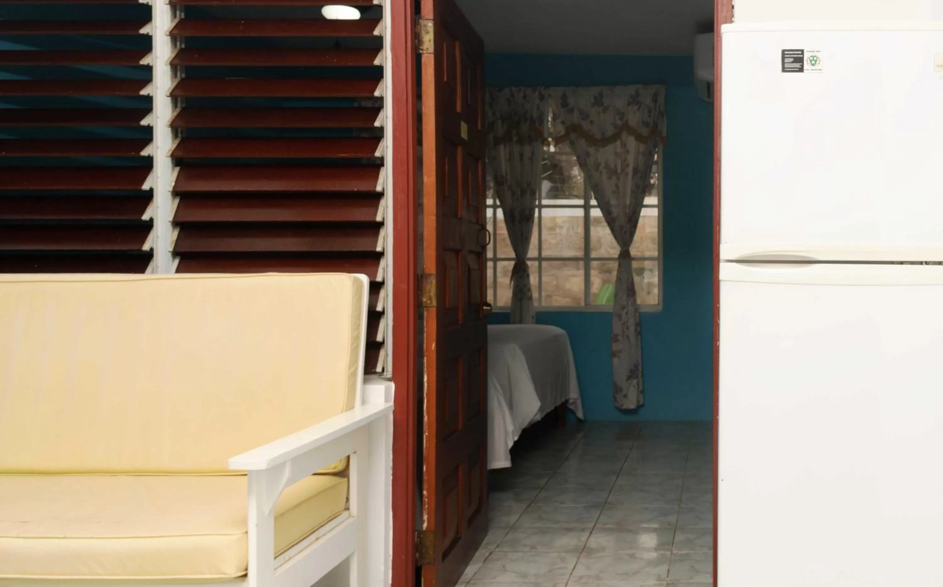 Seating area, Bed in Yellow Bird Sea