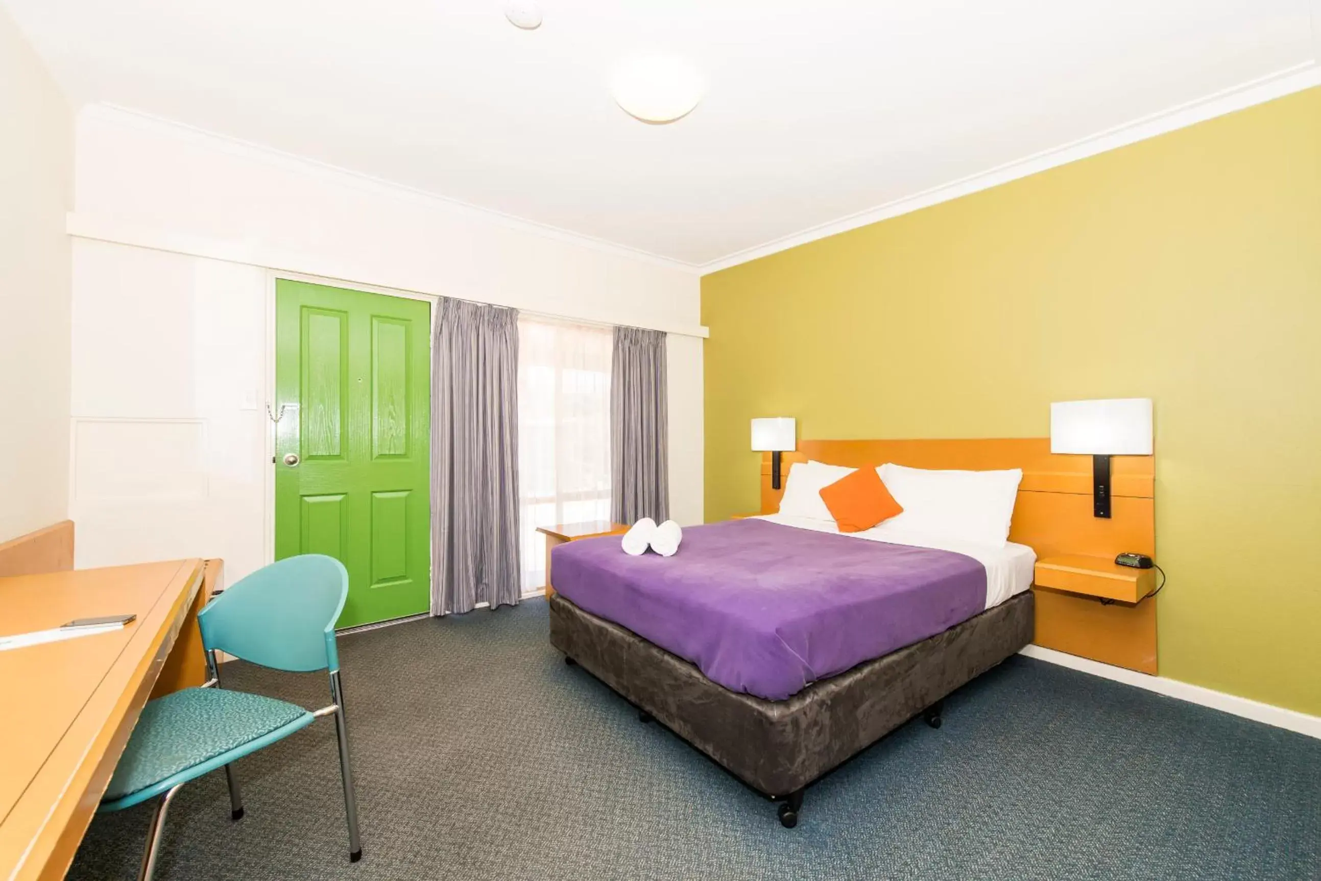 Standard Room with One Queen Bed and Two Single Beds in ibis Styles Geraldton Standard Room with One Queen Bed and Two Single Beds in ibis Styles Geraldton