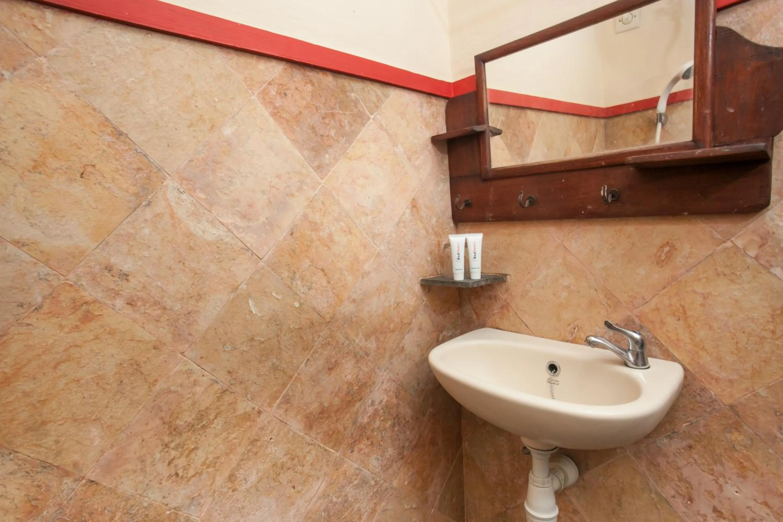 Bathroom in RedDoorz @ Omah Wetan Sawojajar Malang