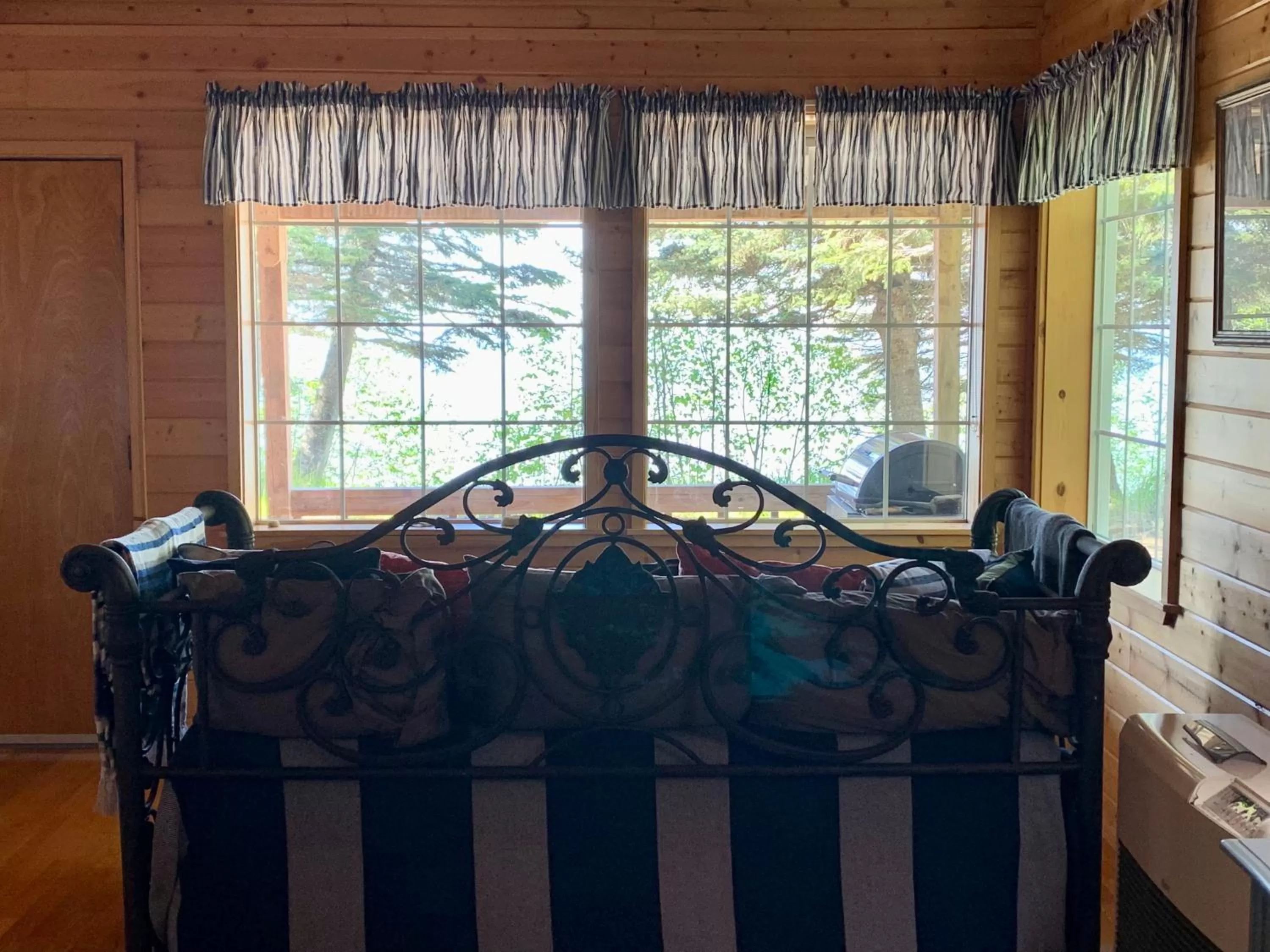 Living room in Clam Gulch Lodge