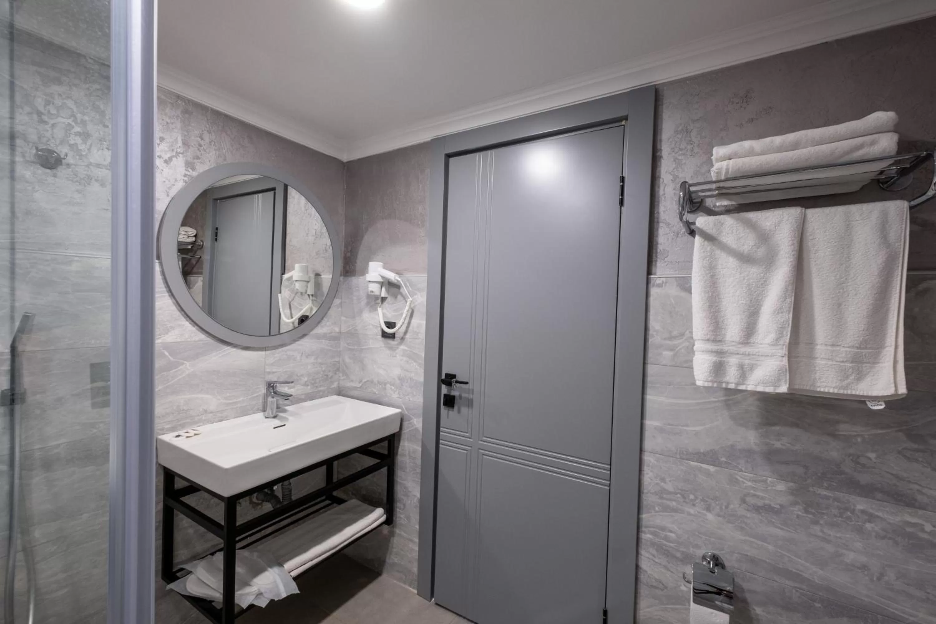 Shower, Bathroom in Avion Suite Hotel