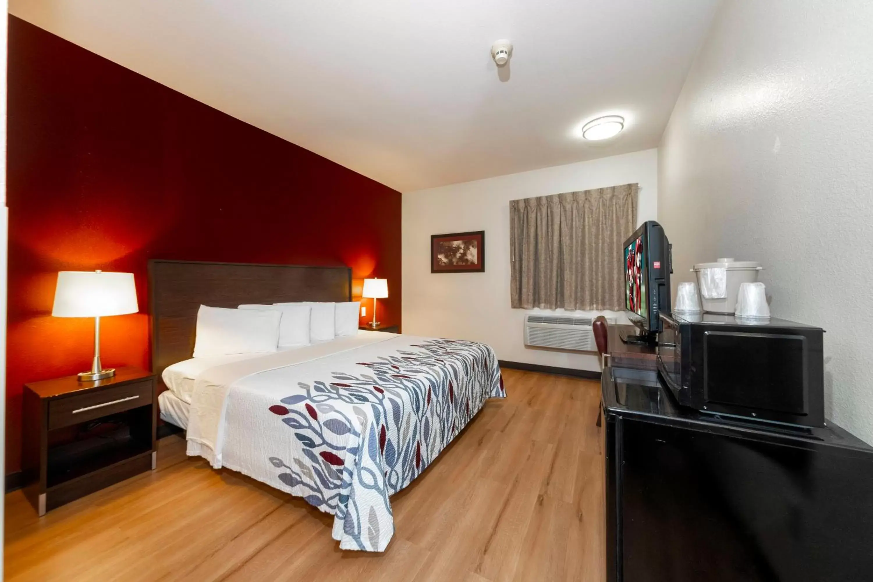 Deluxe King Room - Disability Access/Roll-in Shower Non-Smoking in Red Roof Inn St. Robert - Leonard Wood Deluxe King Room - Disability Access/Roll-in Shower Non-Smoking in Red Roof Inn St. Robert - Leonard Wood