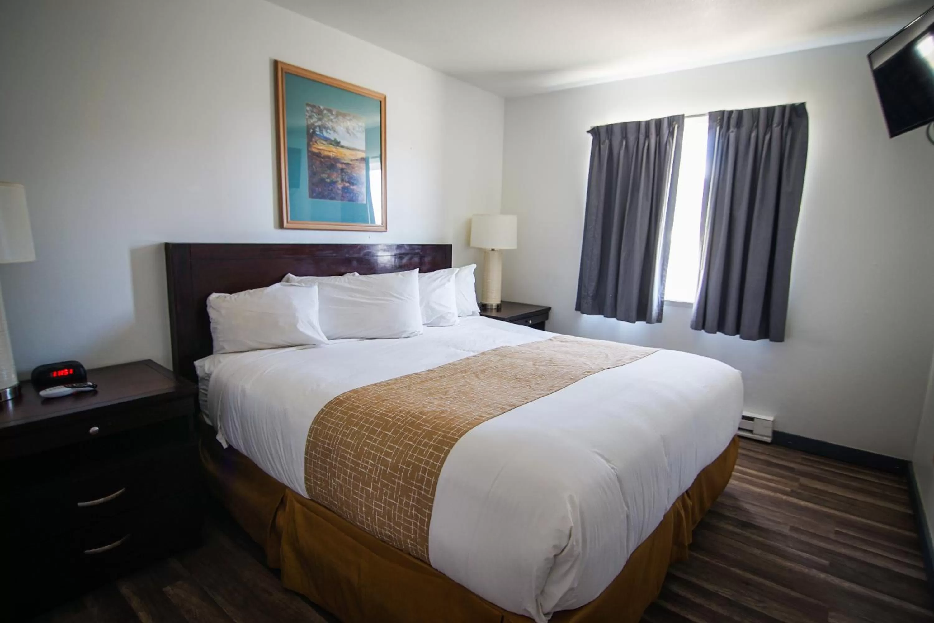 Bedroom, Bed in Travelodge by Wyndham Colorado Springs Airport - Peterson SFB