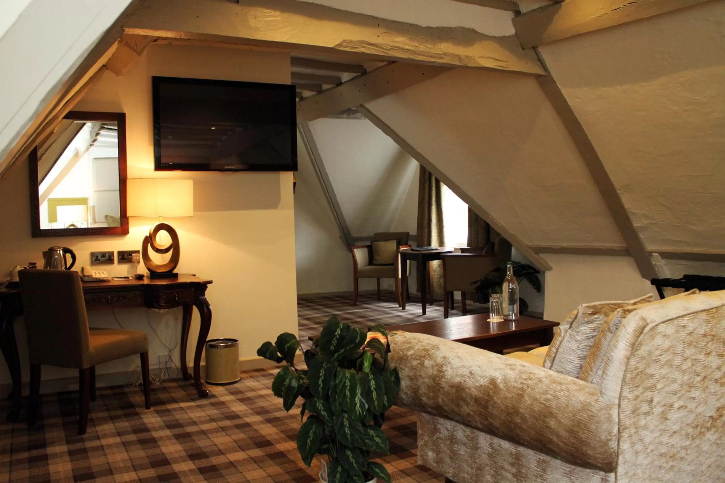 Photo of the whole room in The Legacy Rose & Crown Hotel