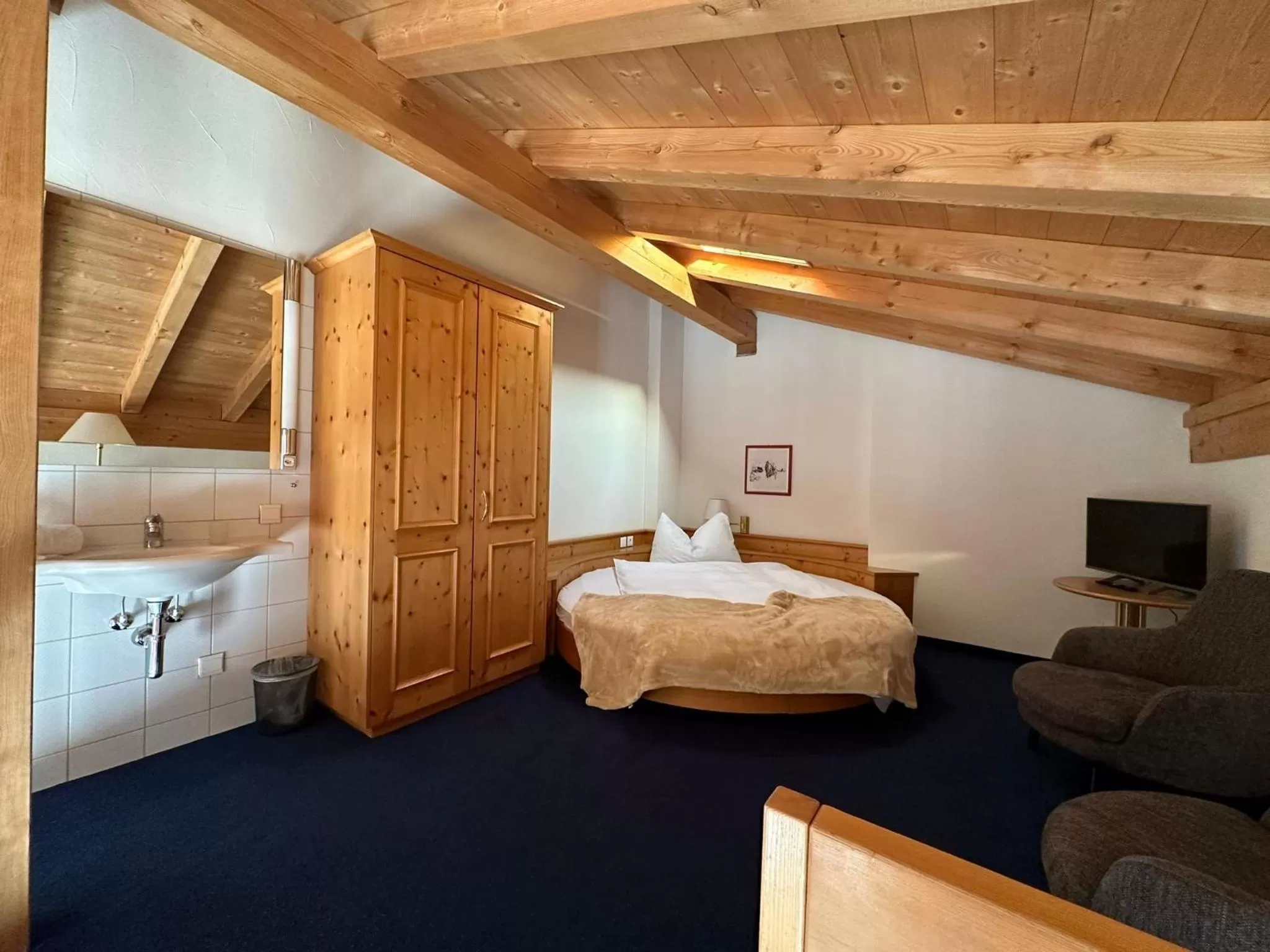 Photo of the whole room, Bed in Hotel Bünda Davos