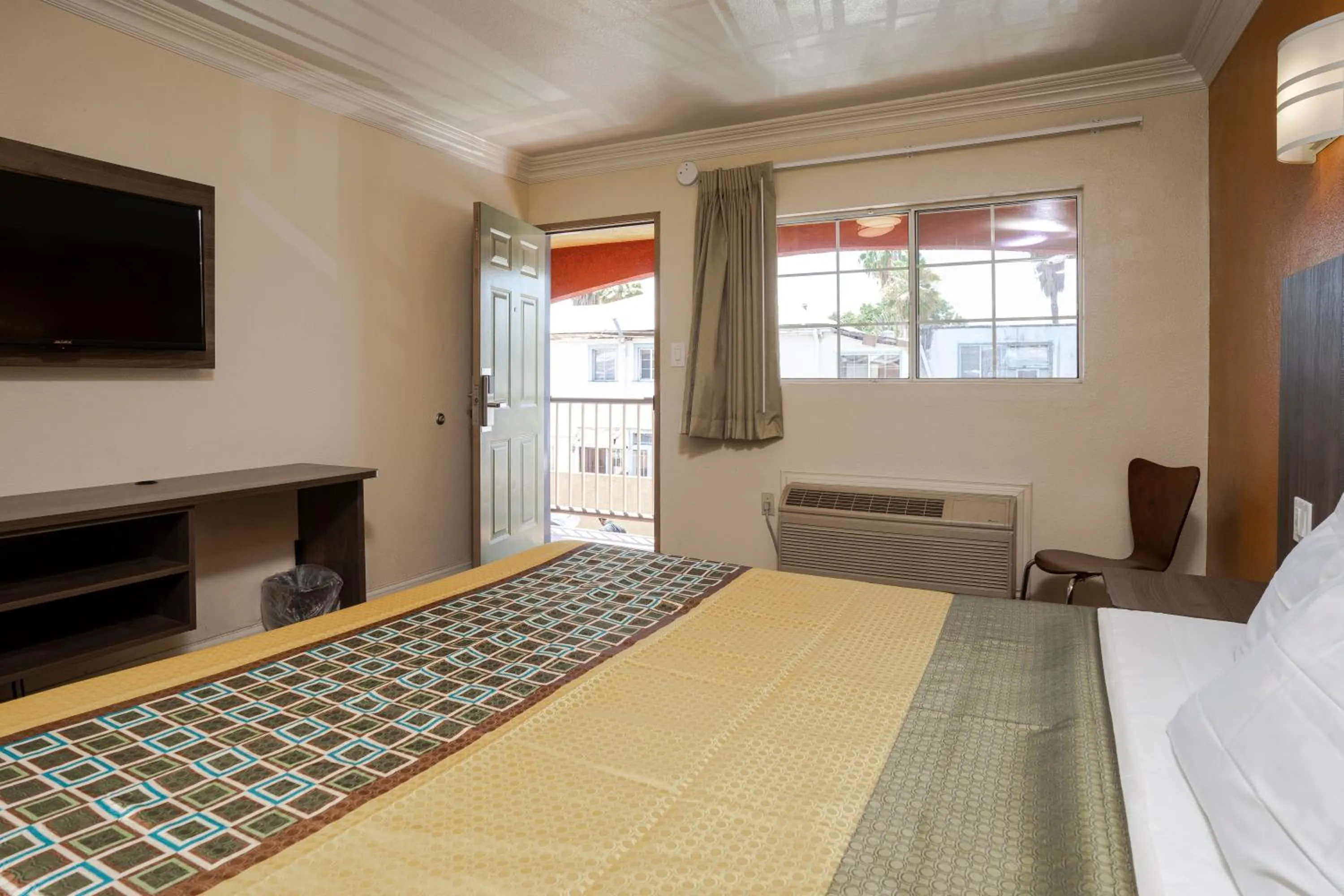 Photo of the whole room, Bed in Economy Inn Hollywood