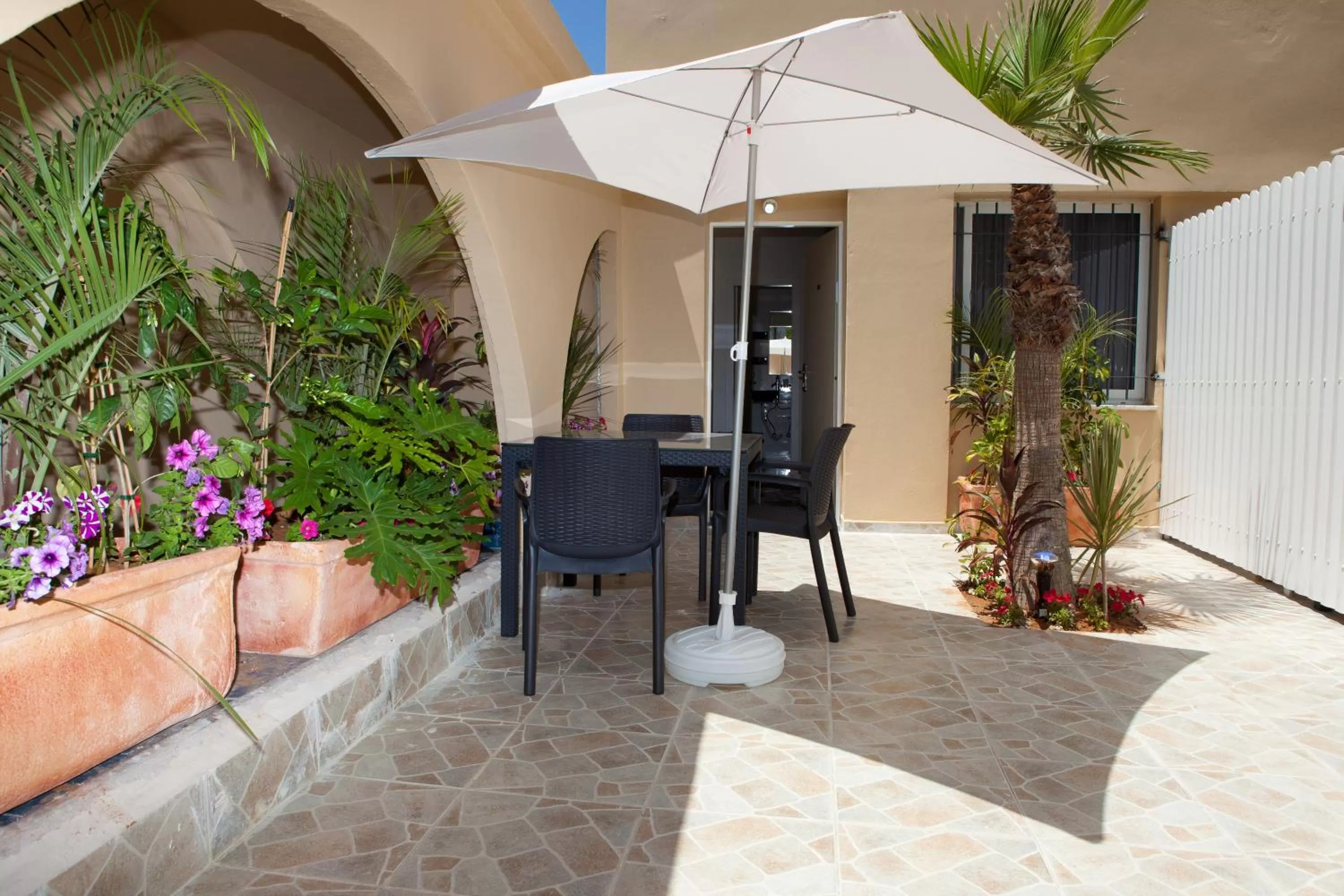 Patio in Geula Suites BY RAPHAEL HOTELS