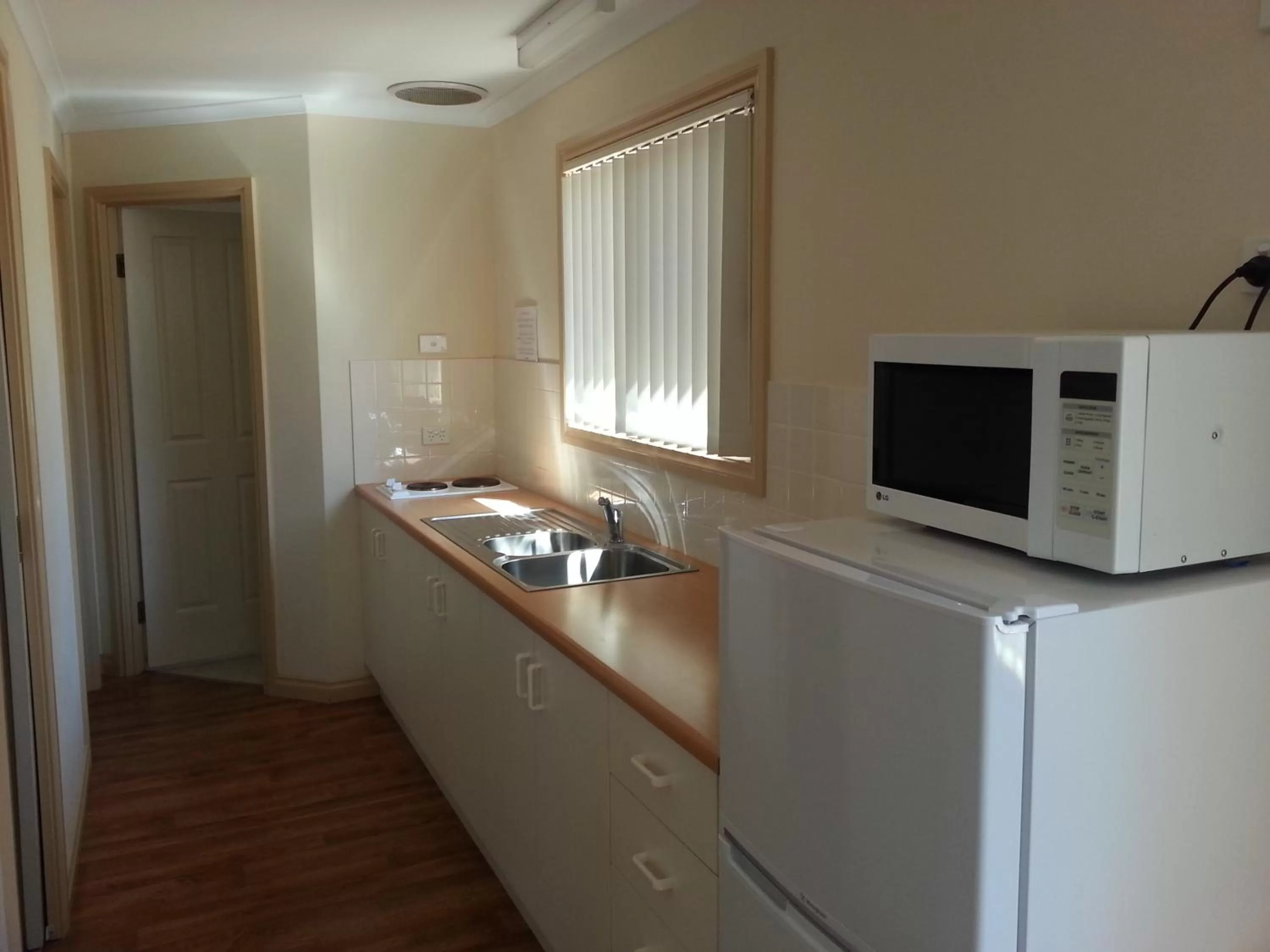 Kitchen or kitchenette in Sonbern Lodge Motel