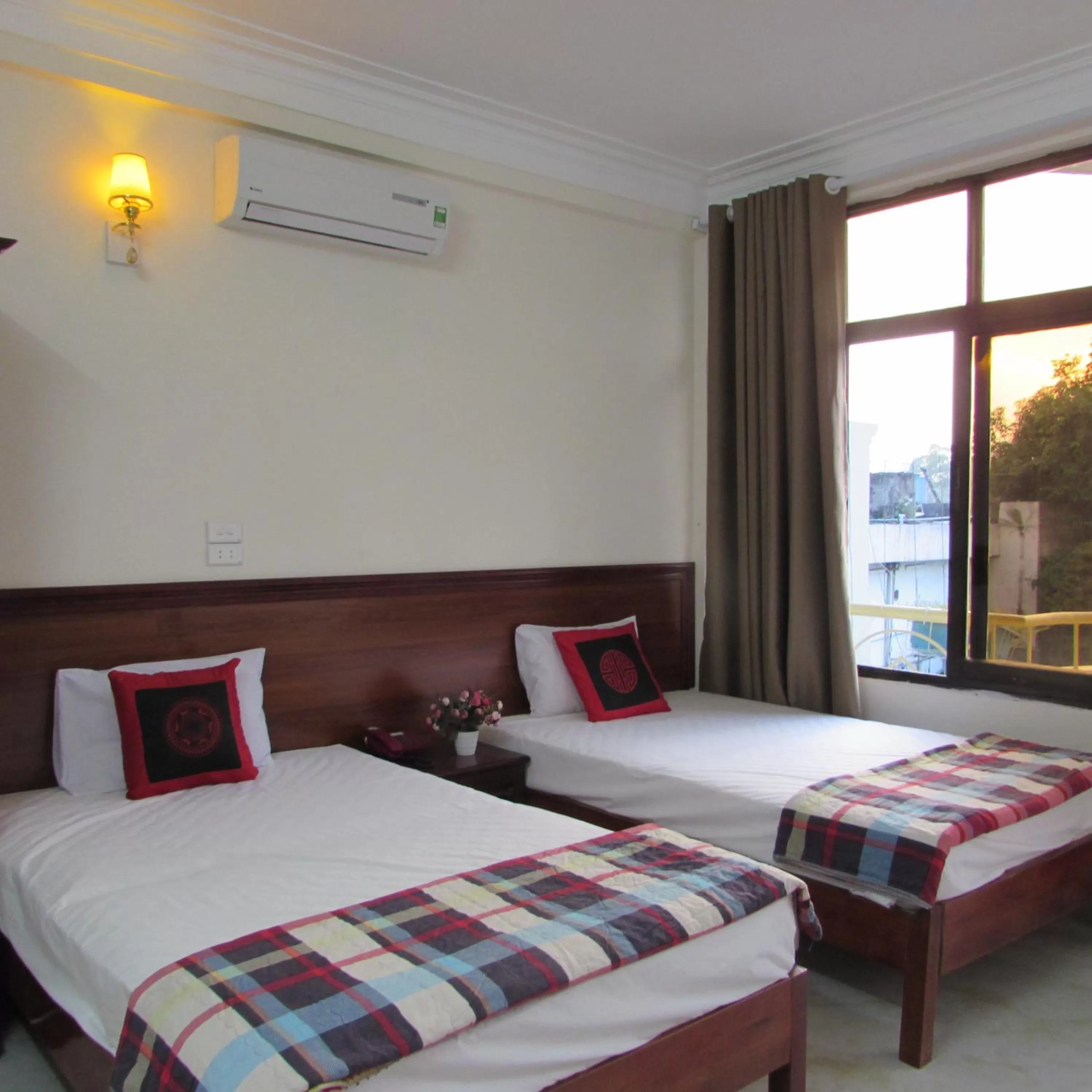 Bedroom, Bed in Viet Nhat Halong Hotel - Bai Chay