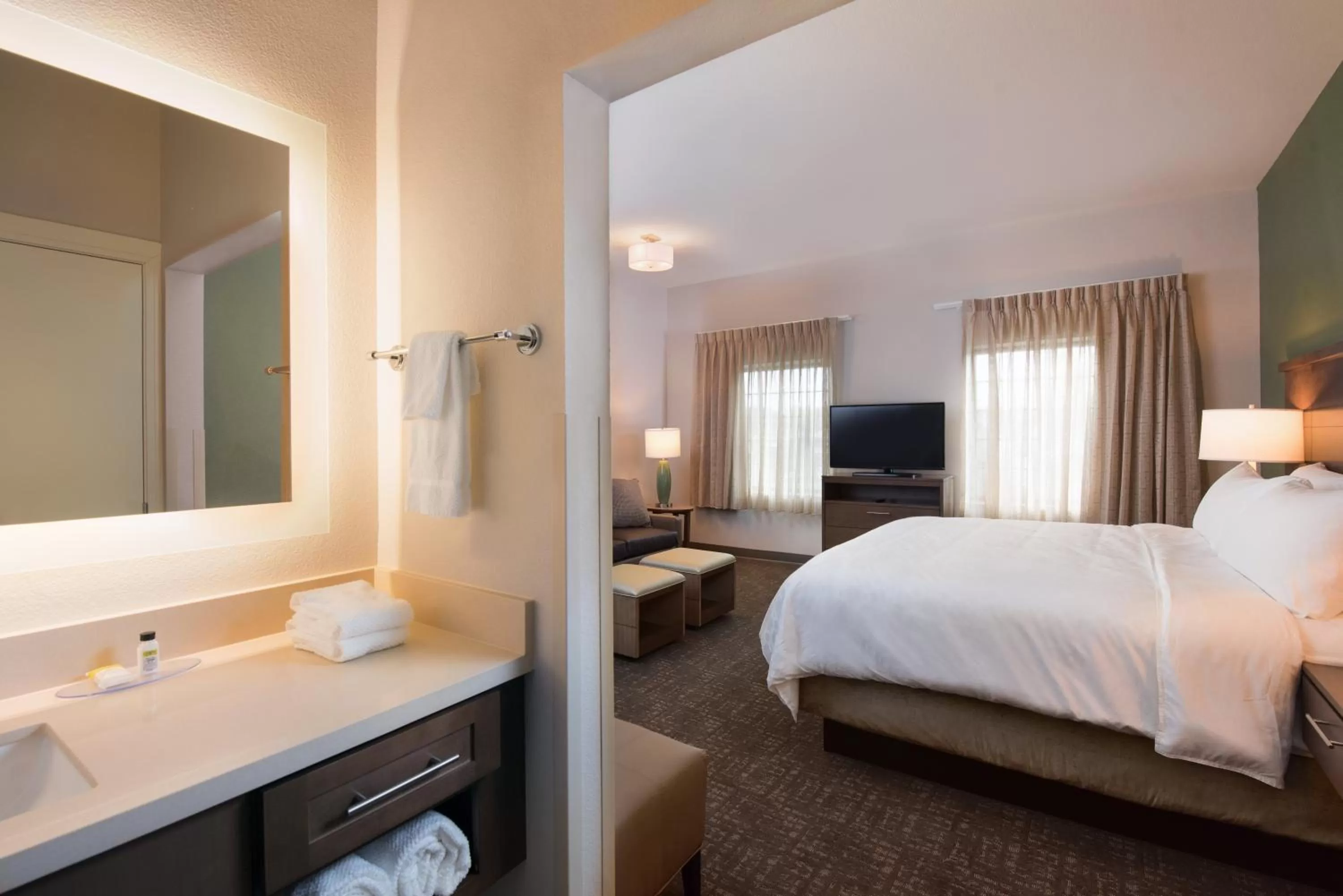 Bedroom, Bed in Staybridge Suites - Wisconsin Dells - Lake Delton by IHG