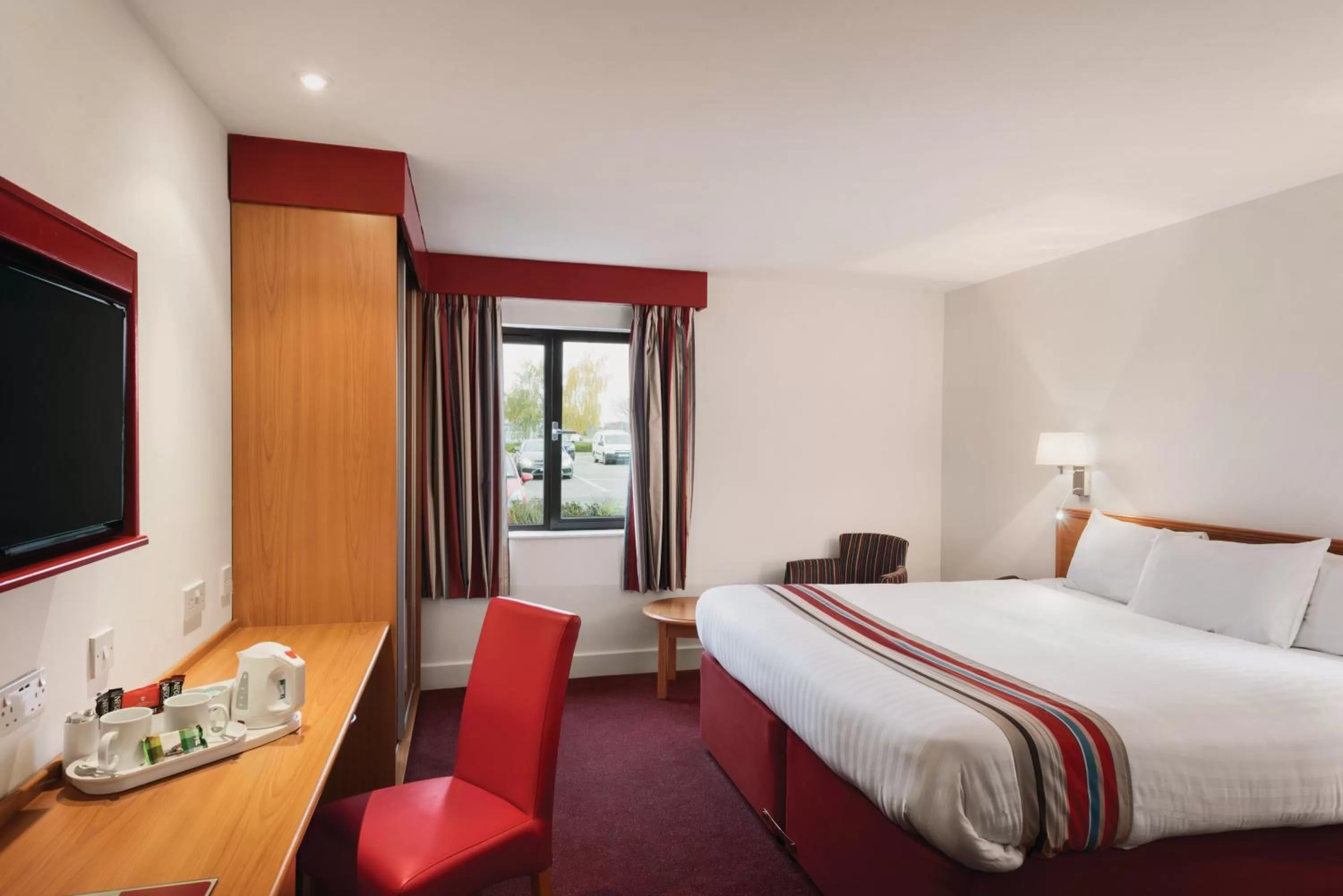 Photo of the whole room, Bed in Ramada Cambridge