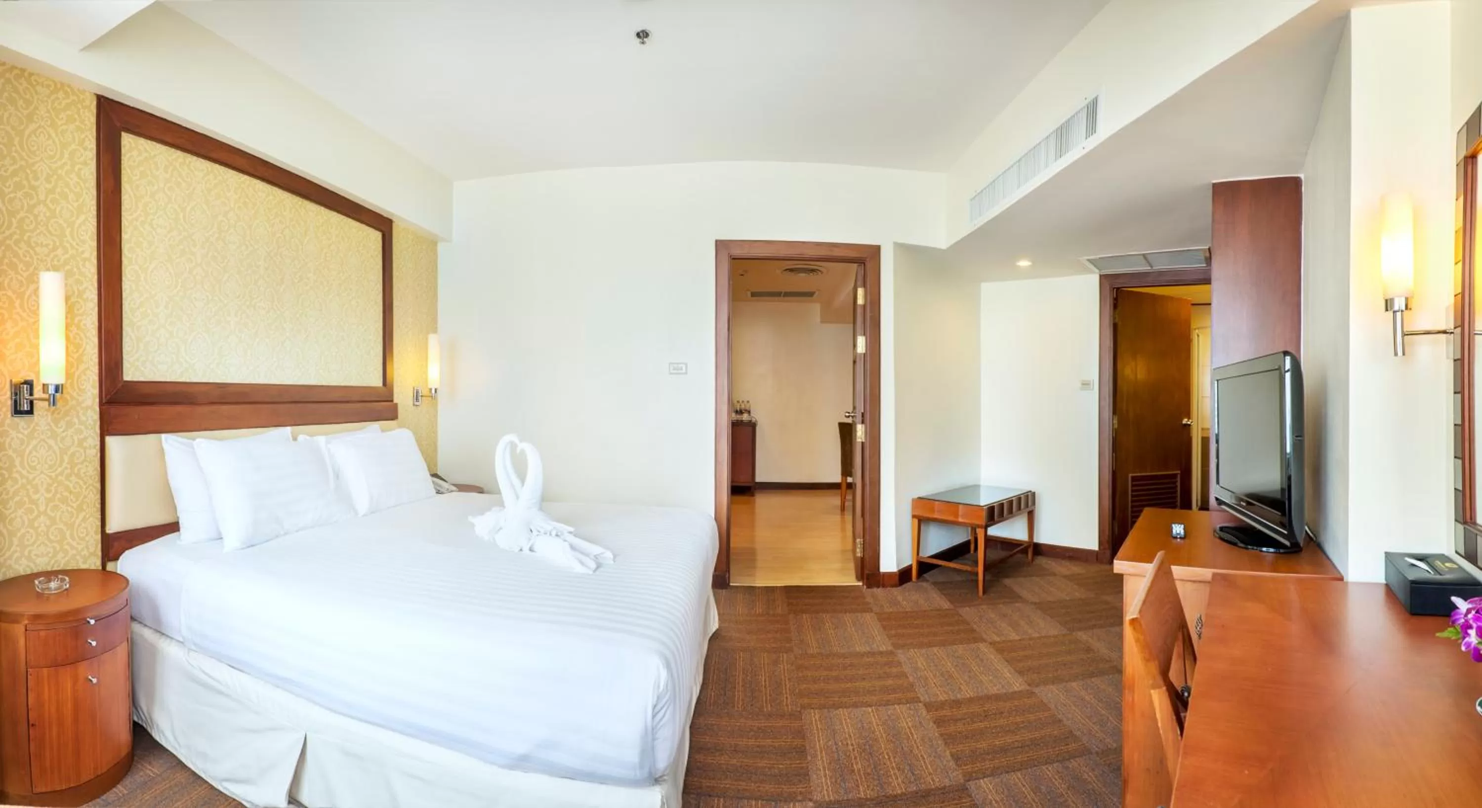 Photo of the whole room, Bed in Jomtien Palm Beach Hotel and Resort