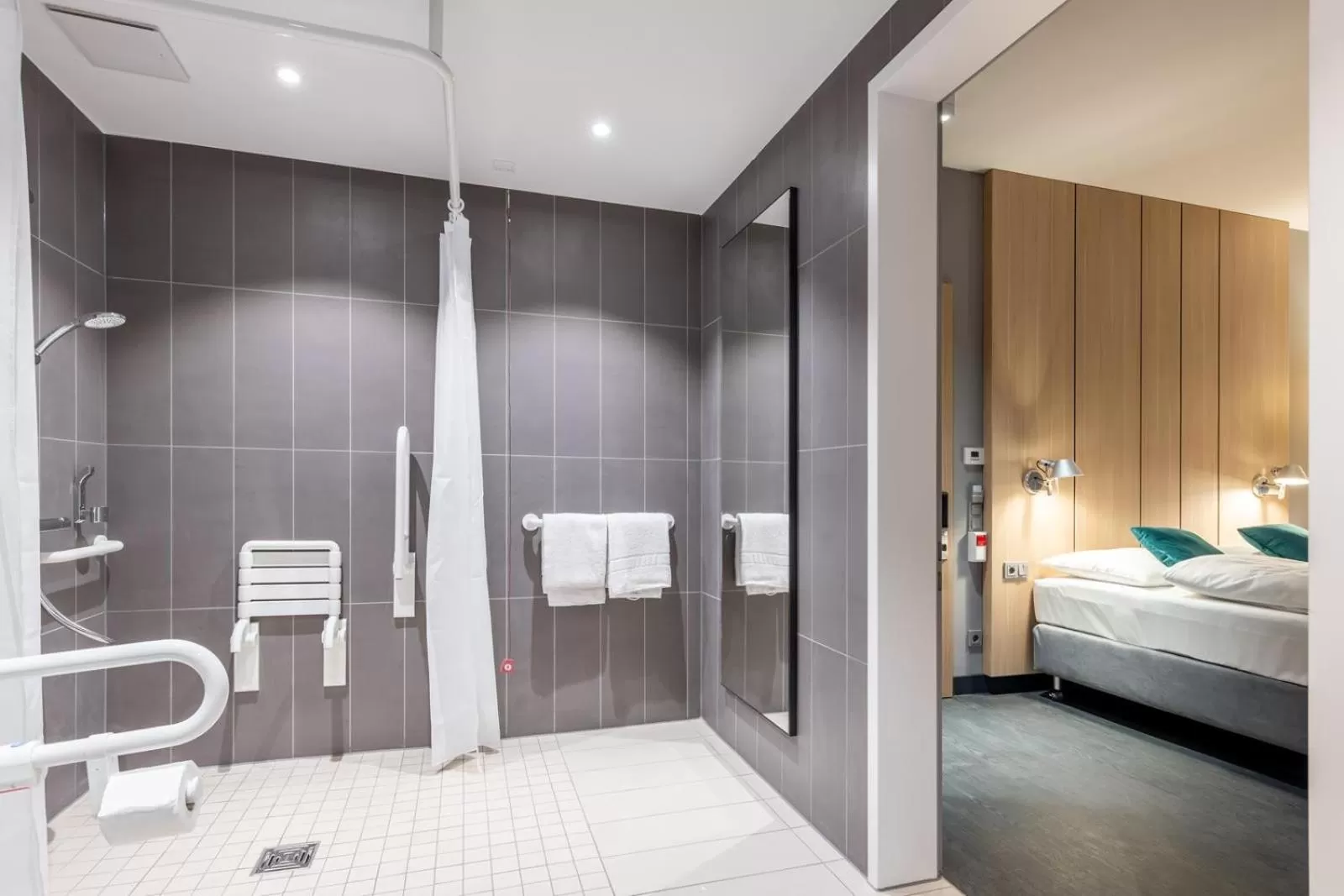 Facility for disabled guests, Bed in Serways Hotel Hösel