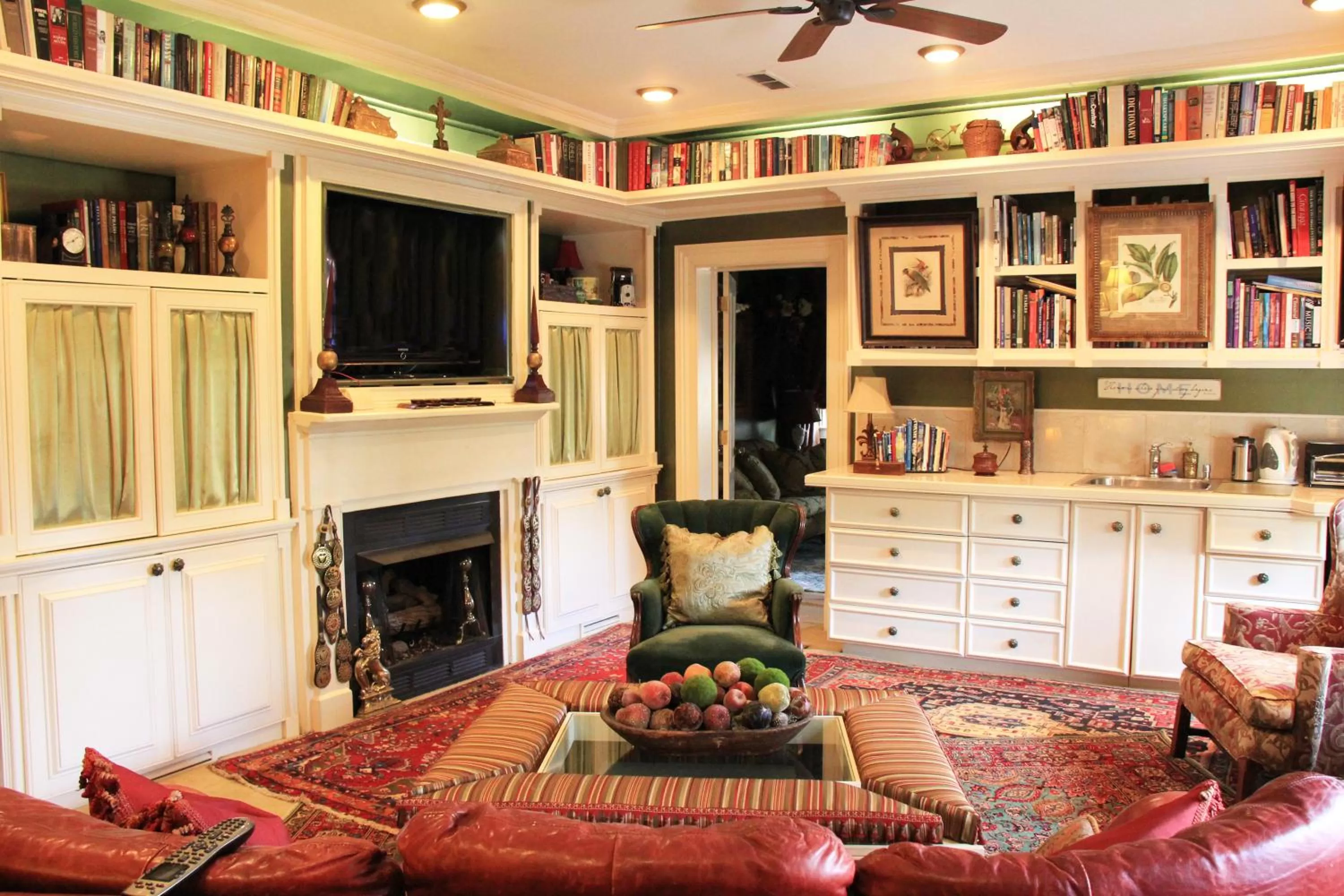 Communal lounge/ TV room in 22 Charlotte