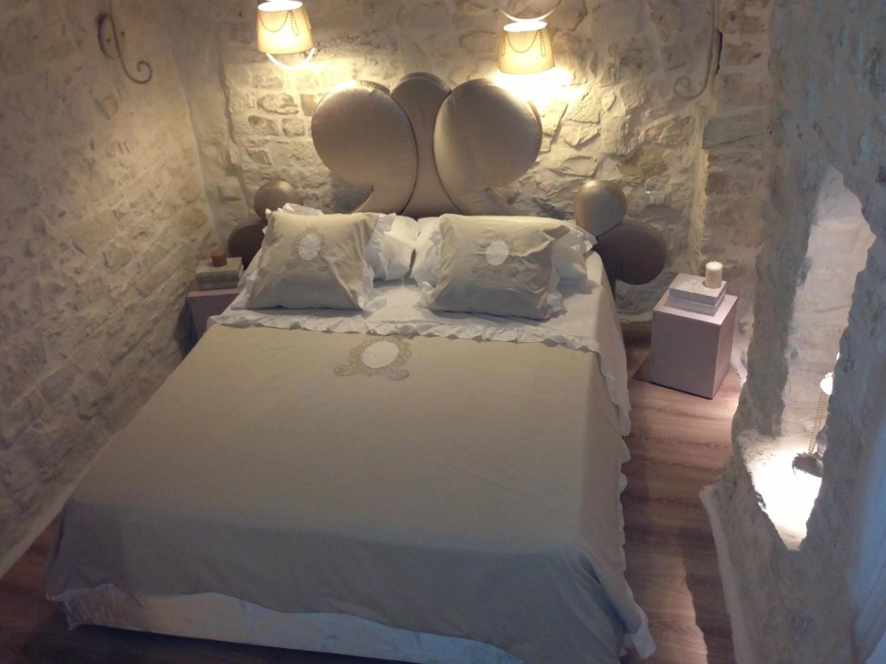 Decorative detail, Bed in Albergo Diffuso Dimora Rossi B&B