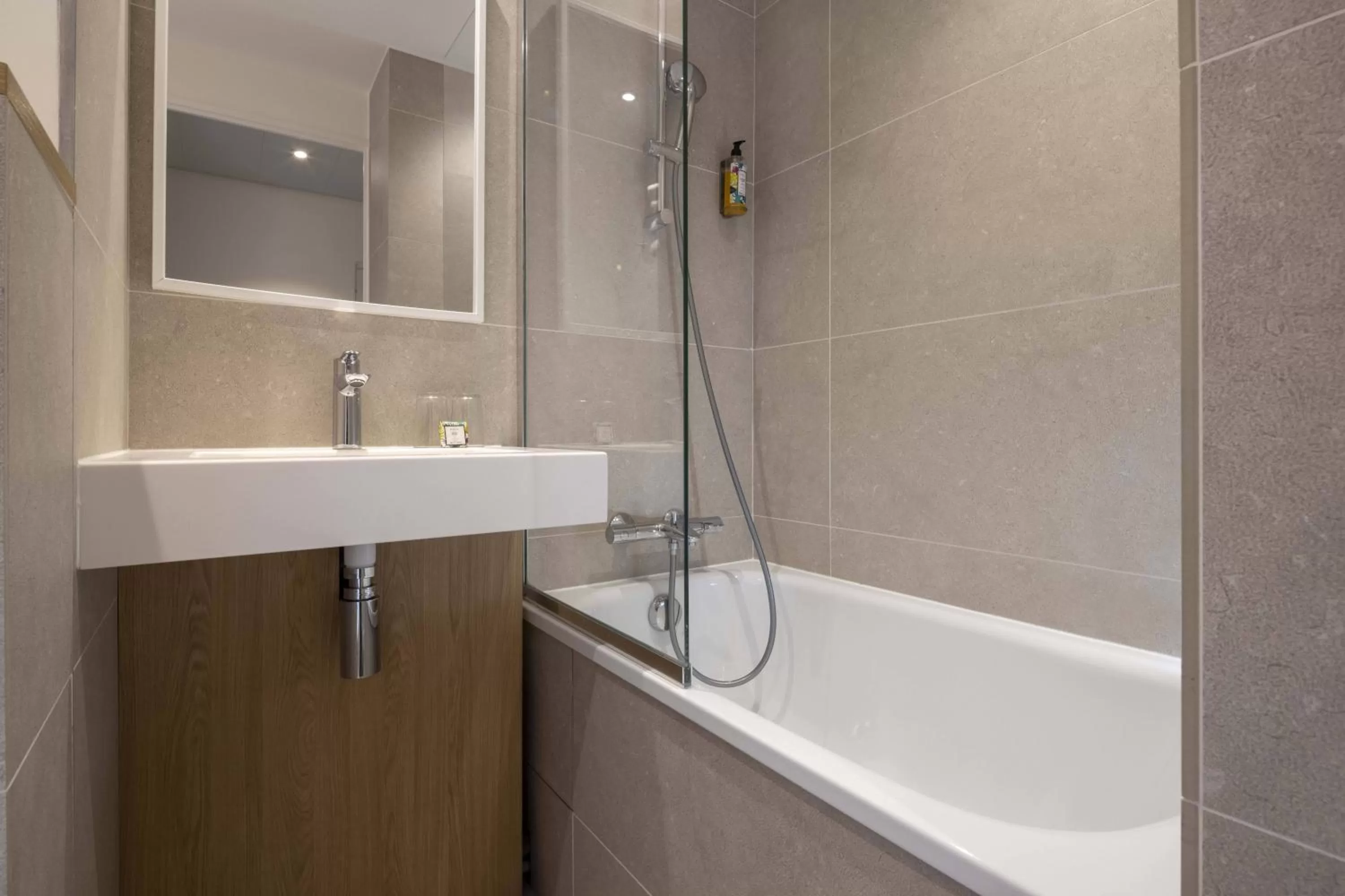 Bathroom in Hotel Paris Louis Blanc