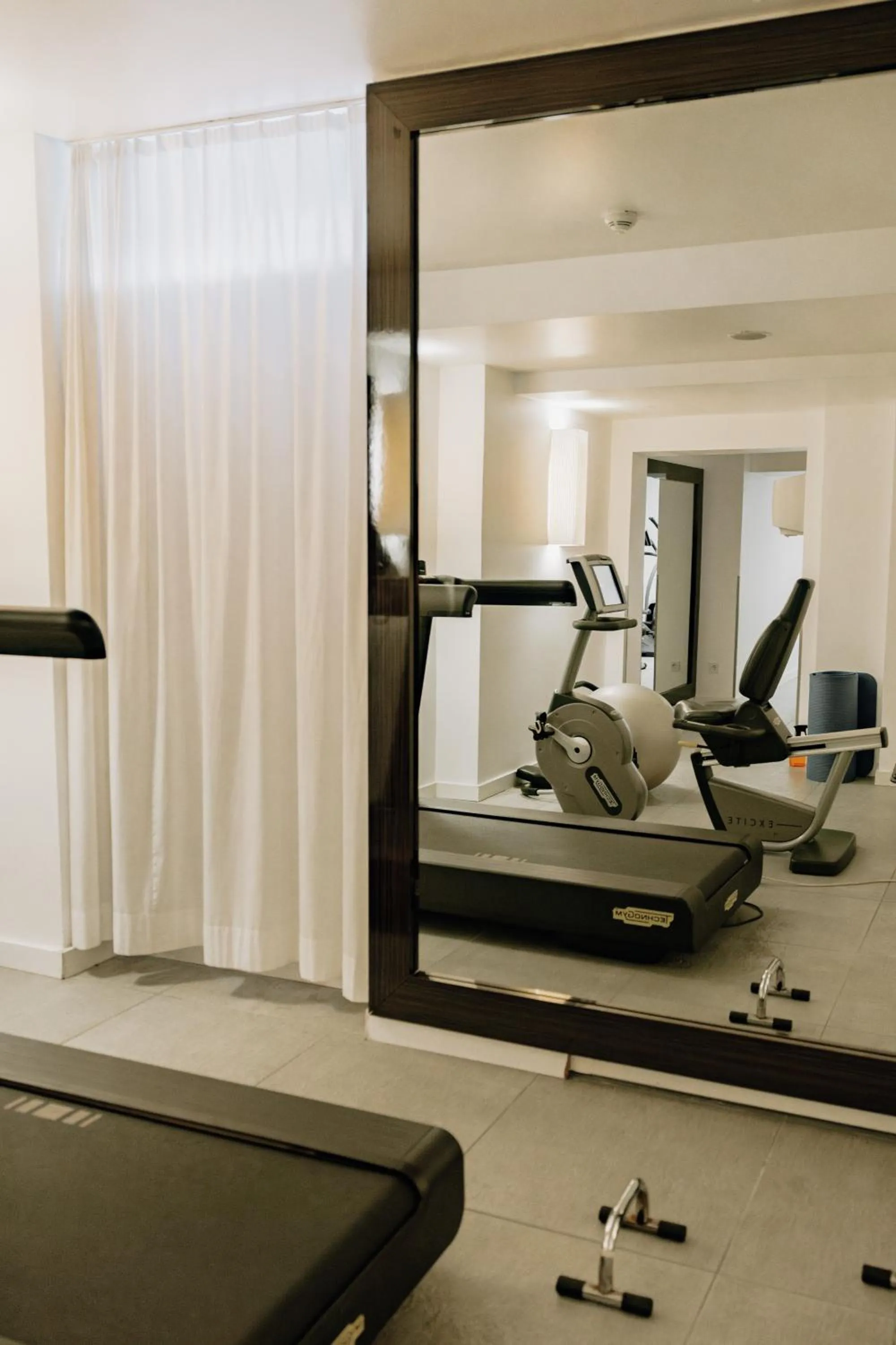Fitness centre/facilities in The Pure, Frankfurt, a Member of Design Hotels