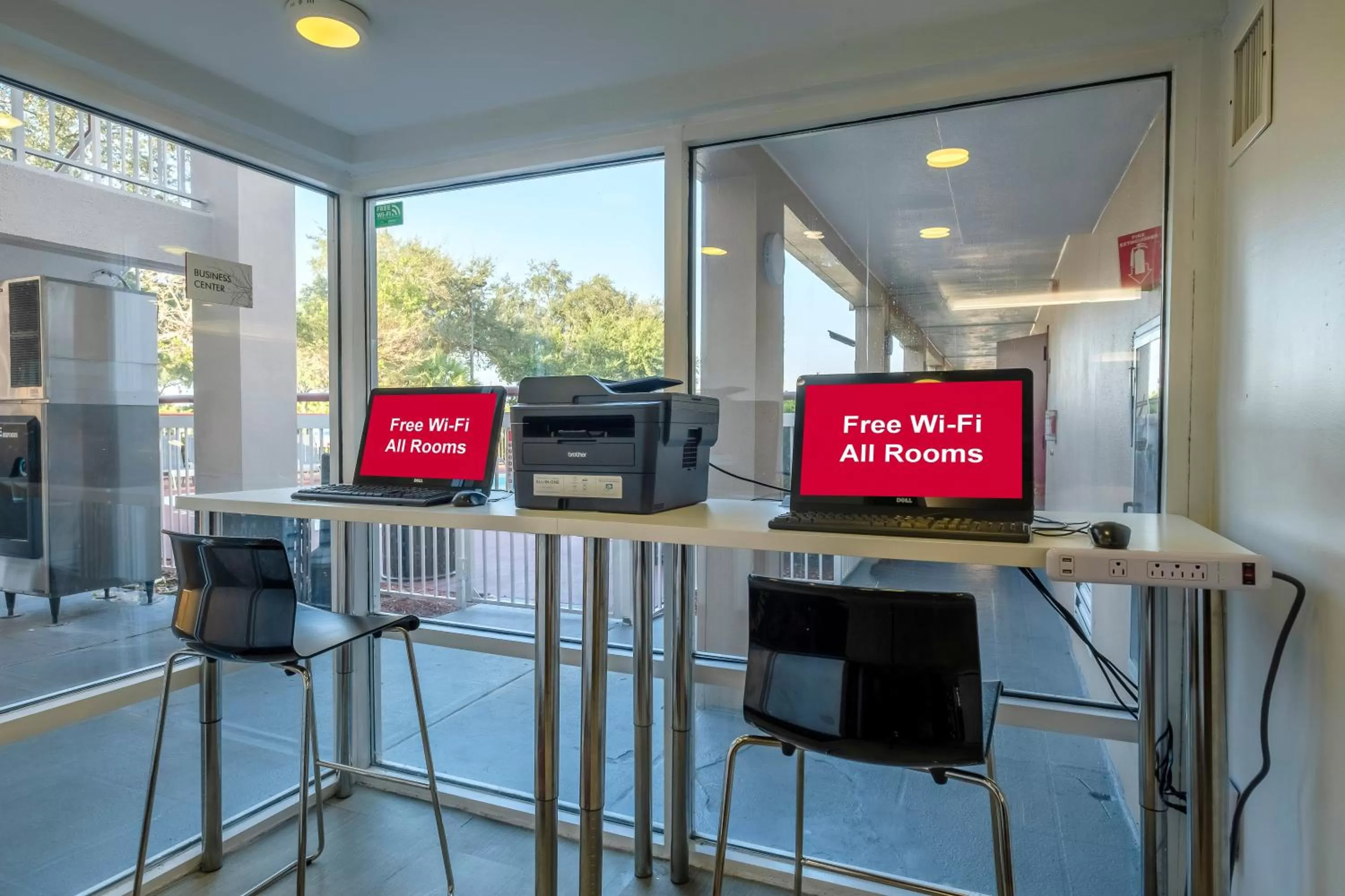 Business facilities, TV/Entertainment Center in Red Roof Inn PLUS Orlando-Convention Center- Int'l Dr