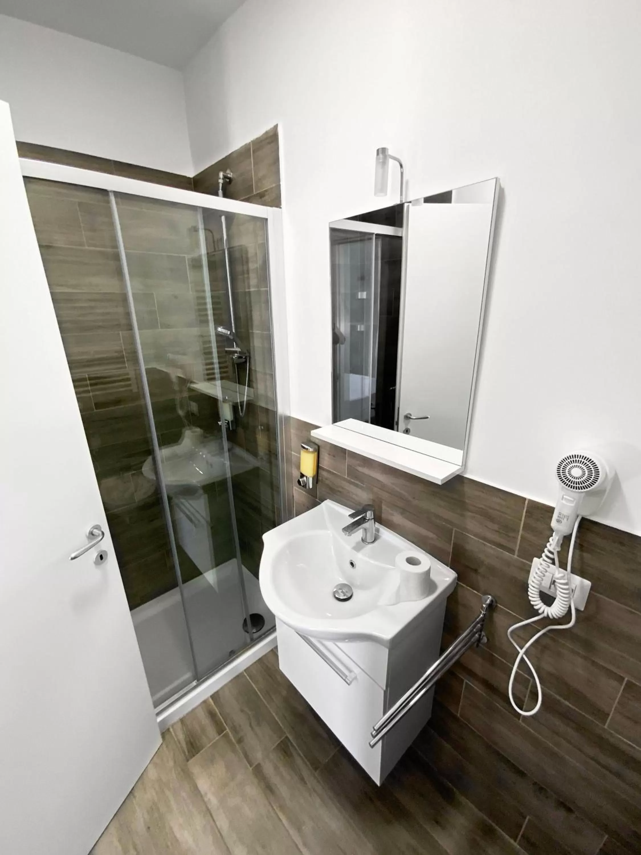 Shower in Roma Resort Colosseum