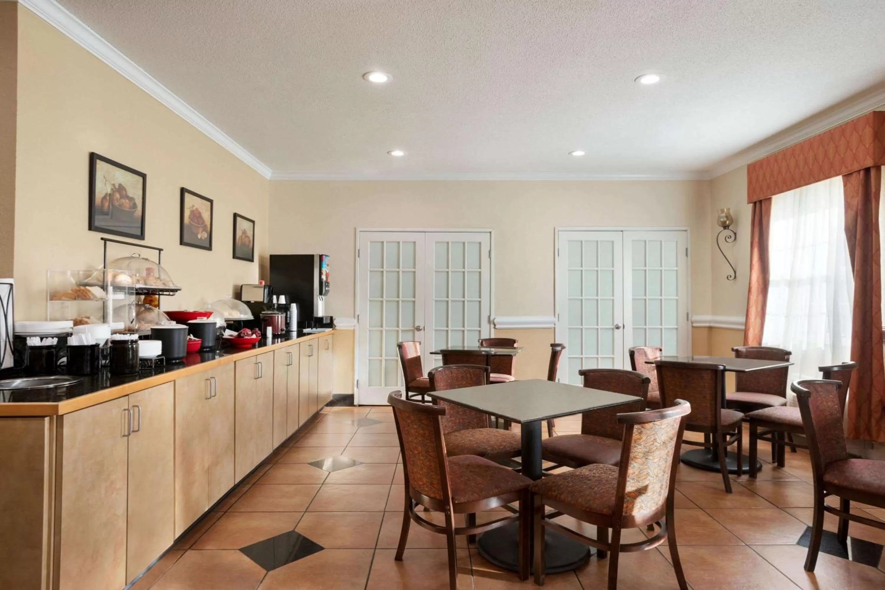 Restaurant/places to eat in Ramada by Wyndham Elizabethtown