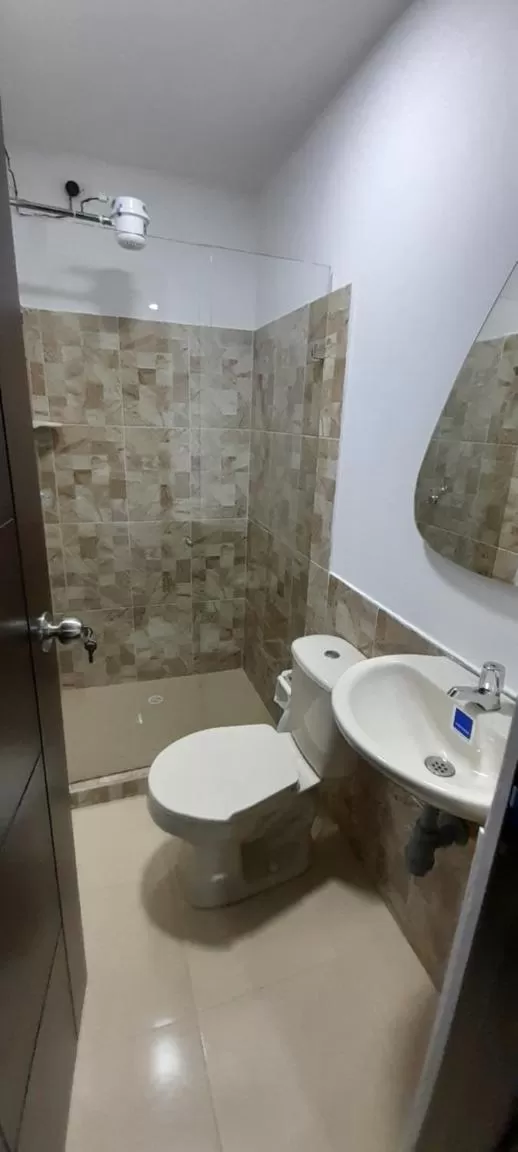 Shower, Bathroom in Hotel Caldas Real