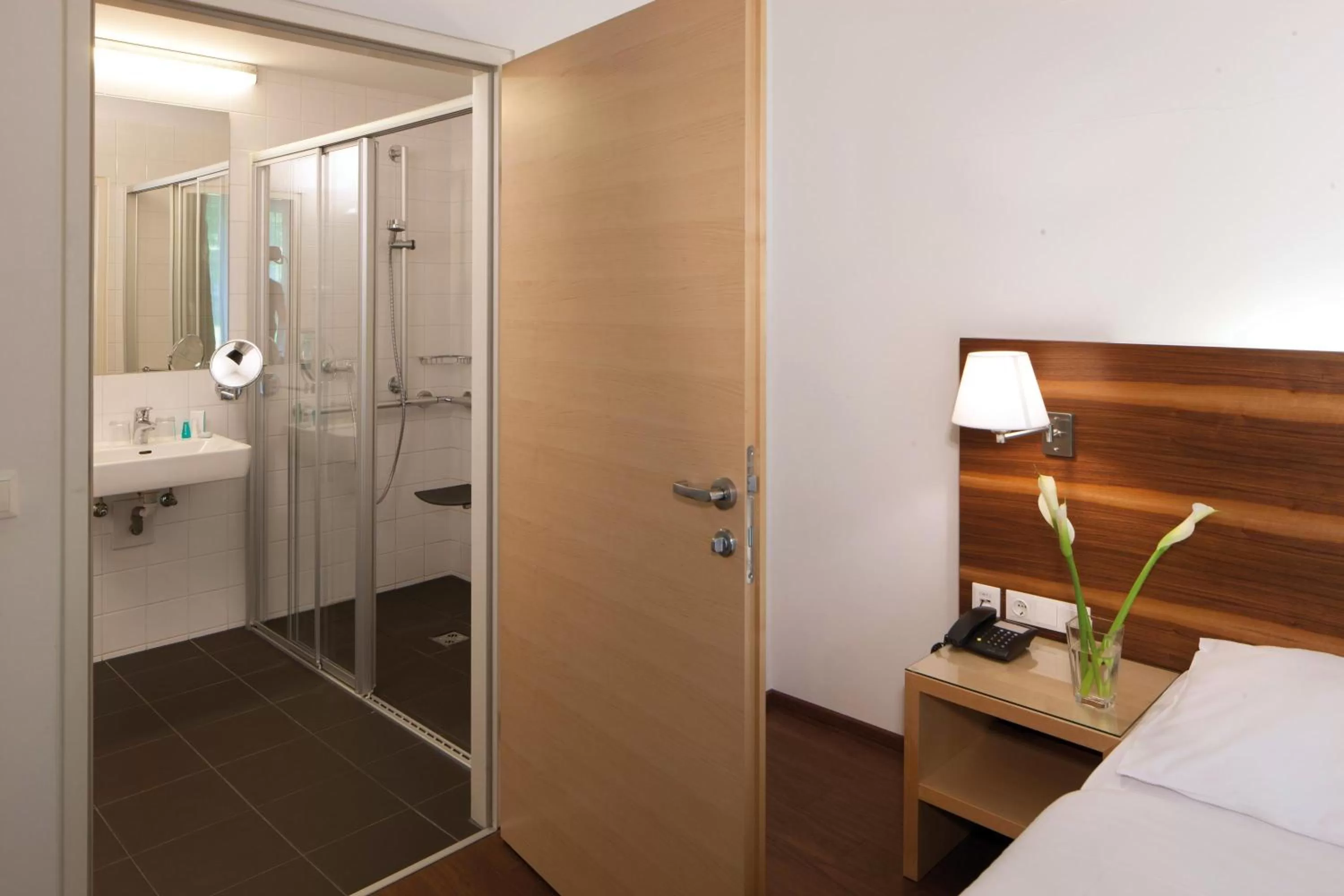 Bathroom, Bed in Austria Trend Hotel beim Theresianum Wien