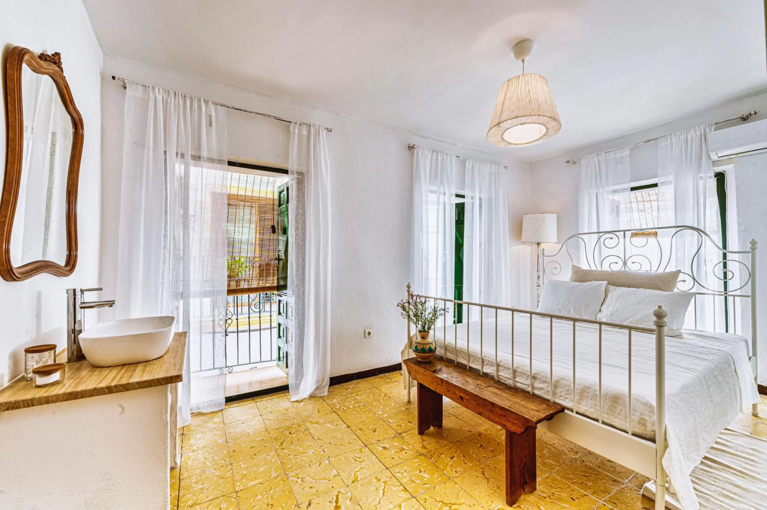 Photo of the whole room, Bed in Encanto Guesthouse