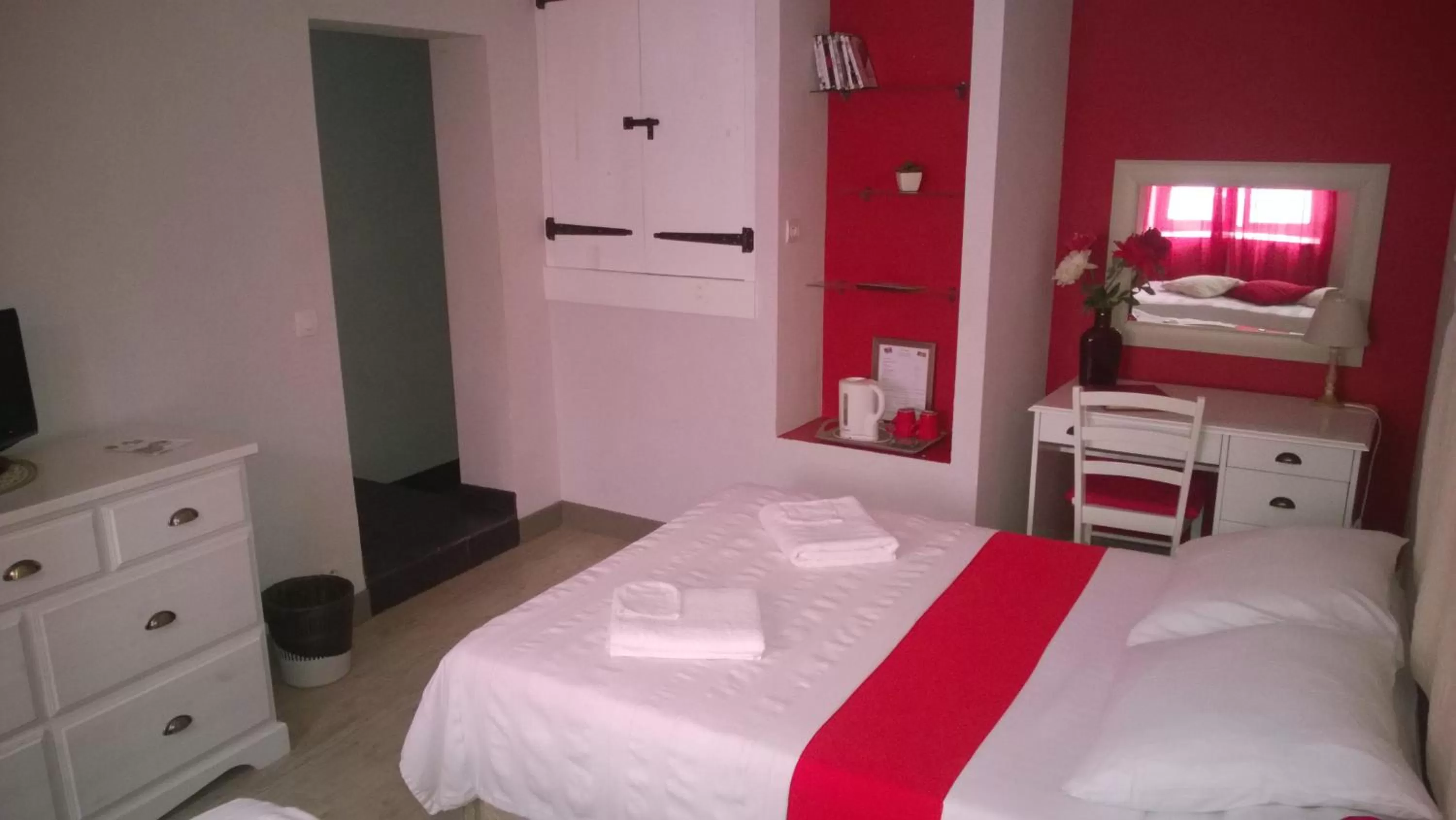 Bed in Chambres D'Hotes "Les Chiens Verts", jardin, terrasse, parking privé