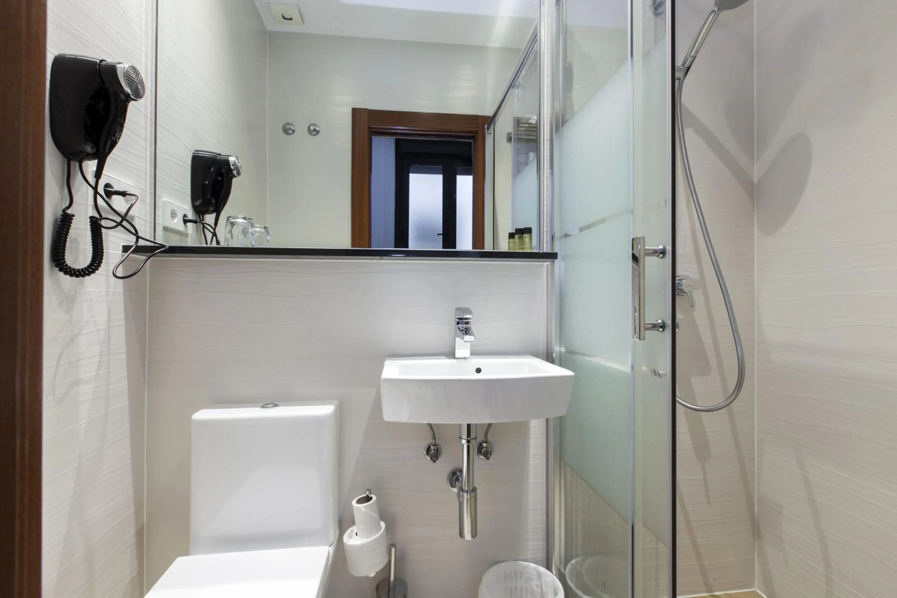 Shower in Hostal Castilla I Atocha