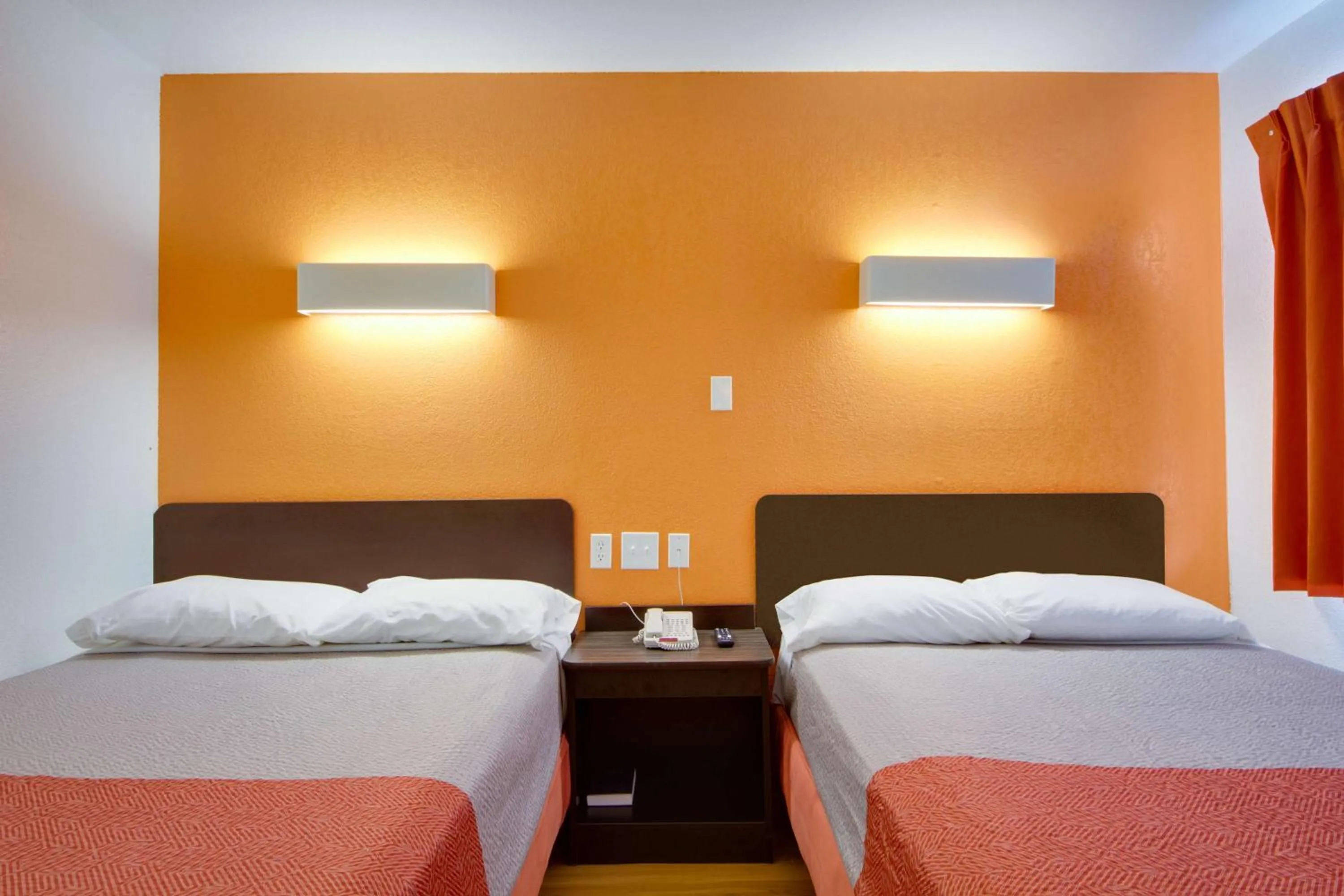 Photo of the whole room, Bed in Avera Suites