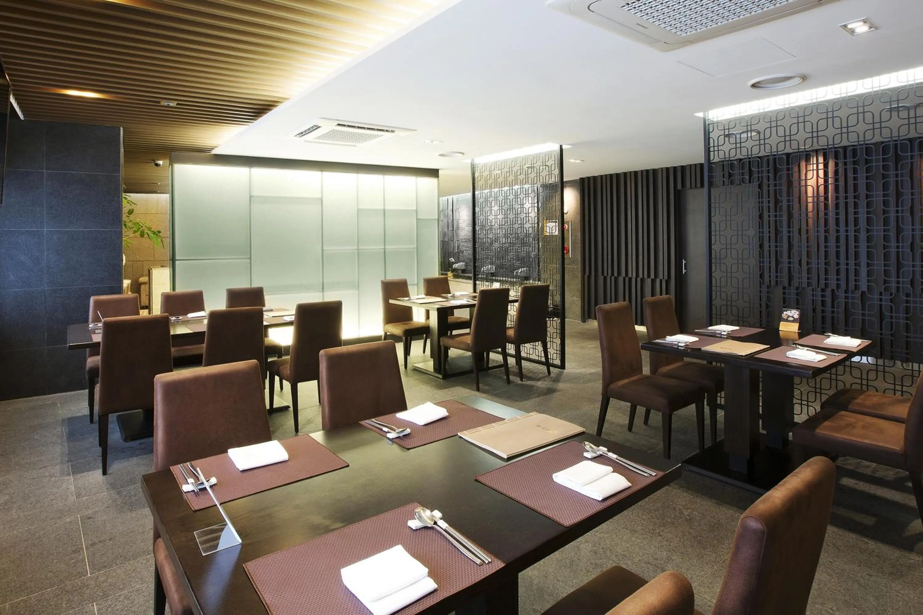 Restaurant/places to eat in Commodore Hotel Busan