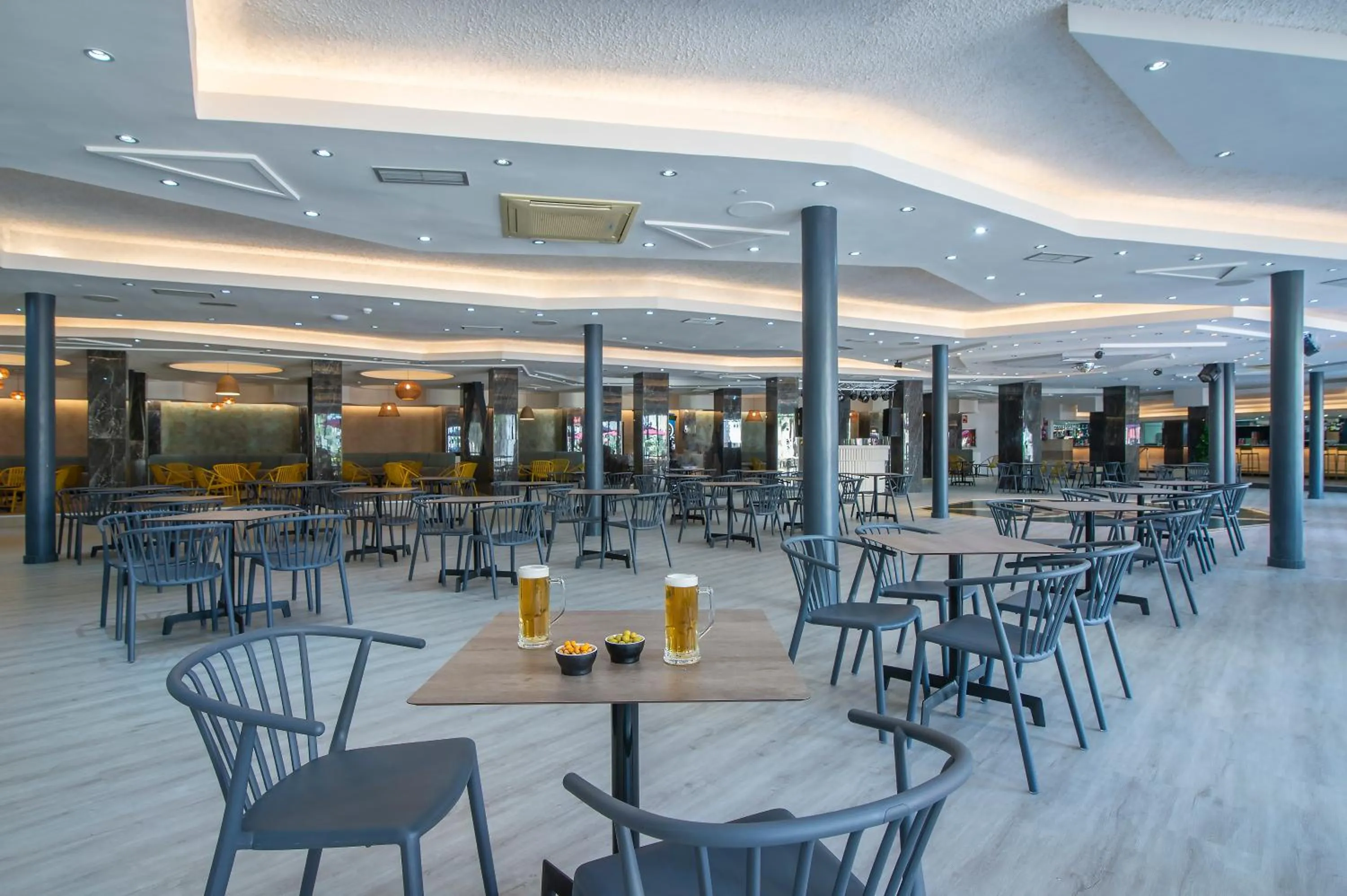 Lounge or bar in Hotel Benidorm East by Pierre & Vacances