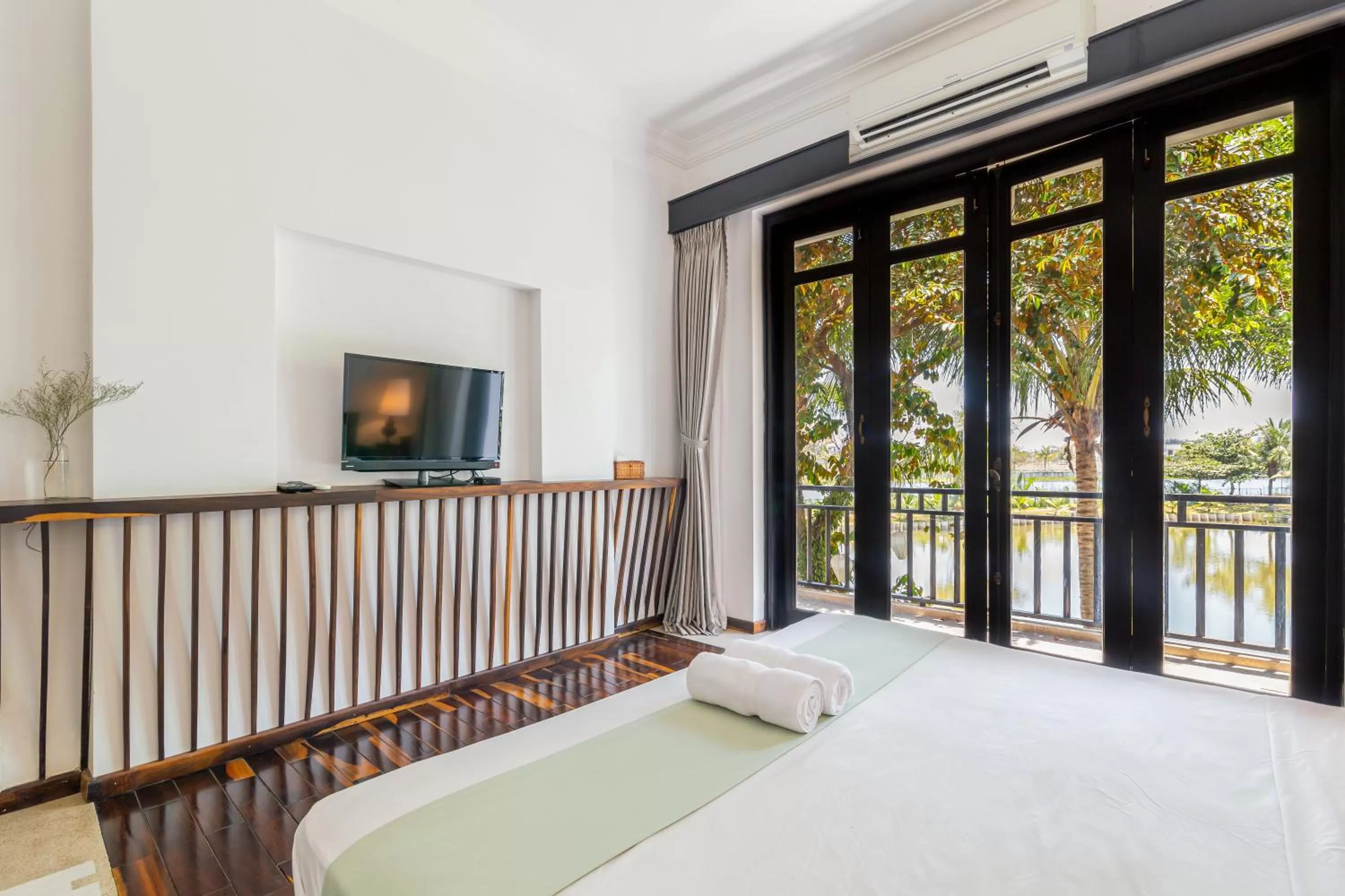 Bed in Tra Que Mansion