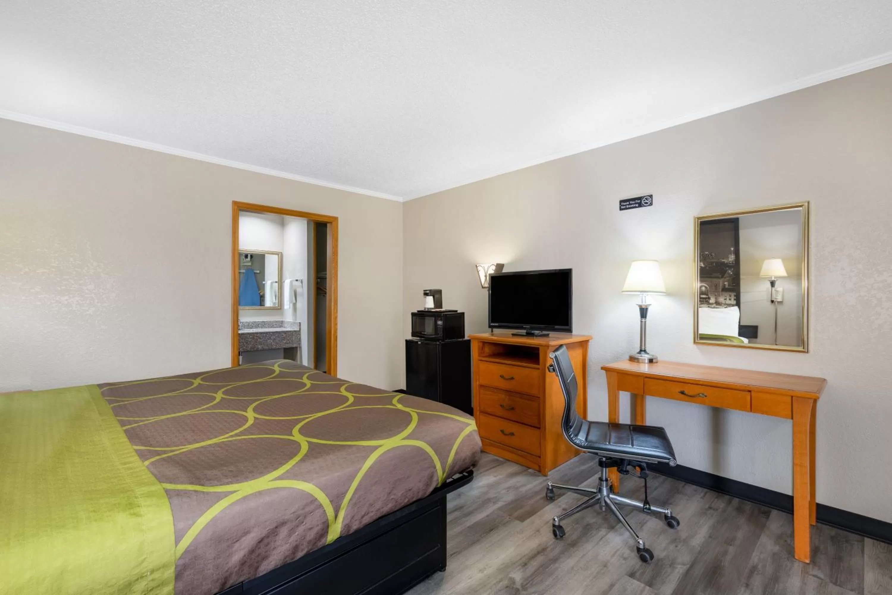Bedroom, Bed in Super 8 by Wyndham Kansas City Airport North