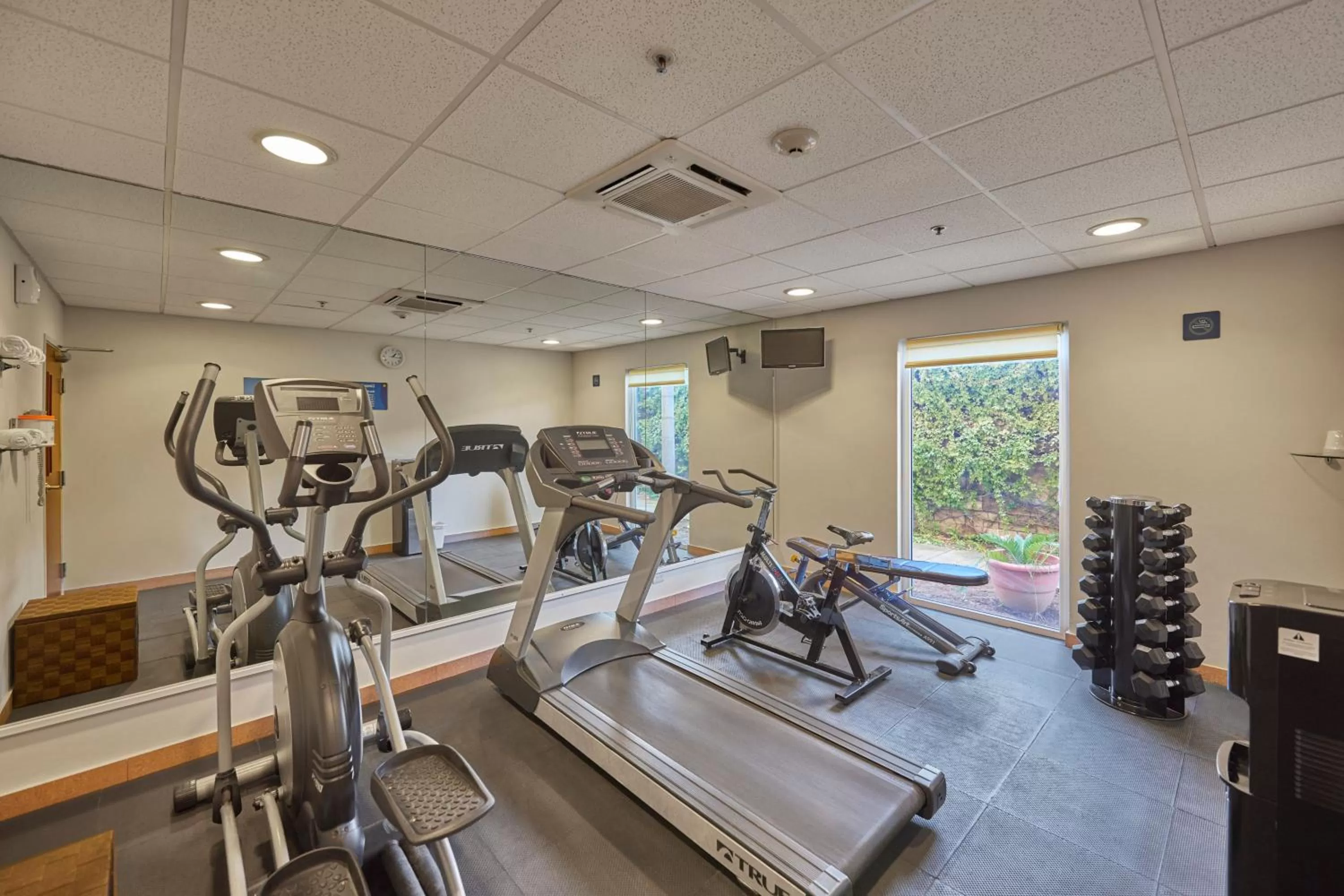 Fitness centre/facilities in City Express by Marriott Mazatlan