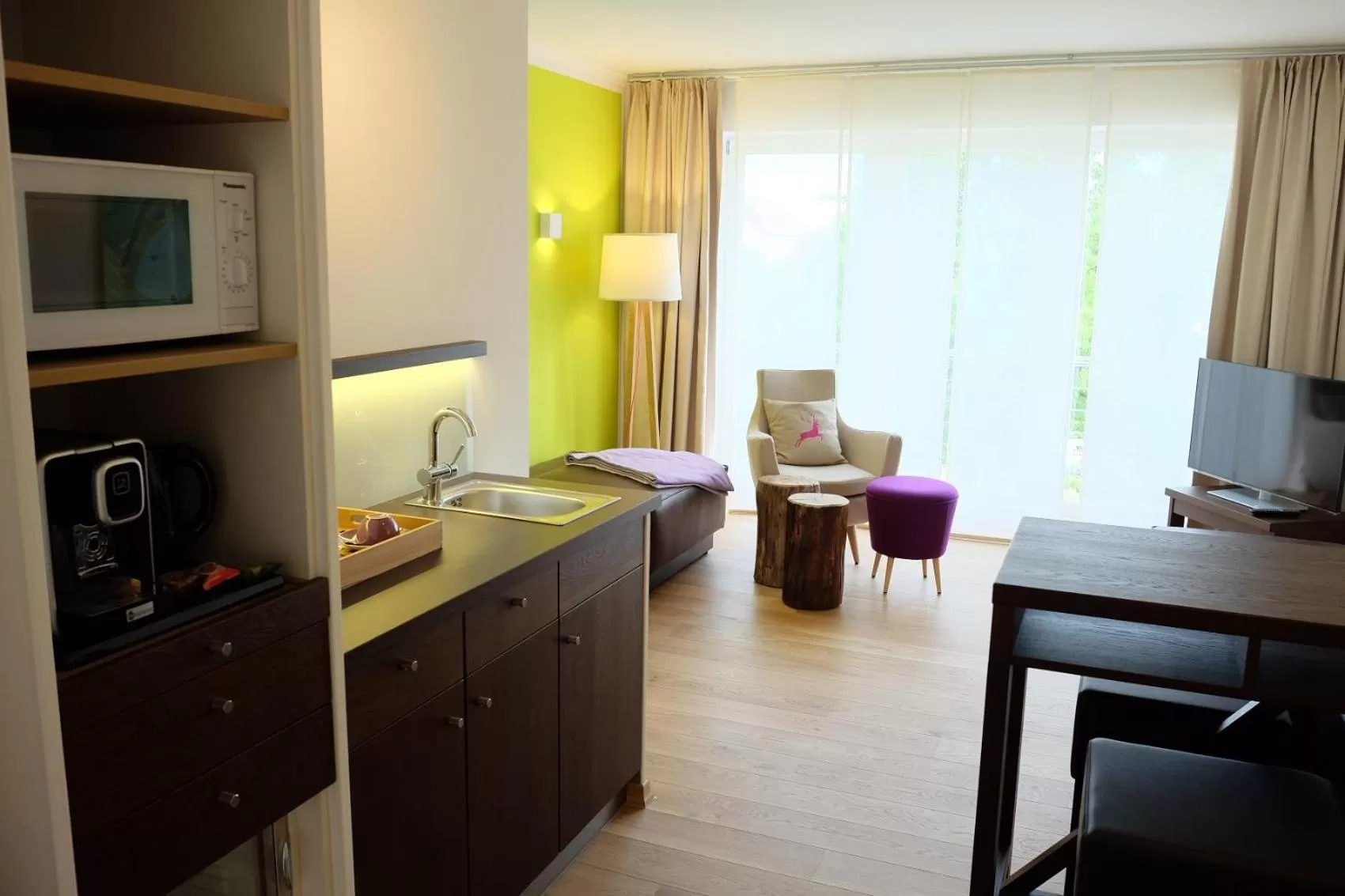 Dining area, Kitchen/Kitchenette in Romantik Hotel Hirschen