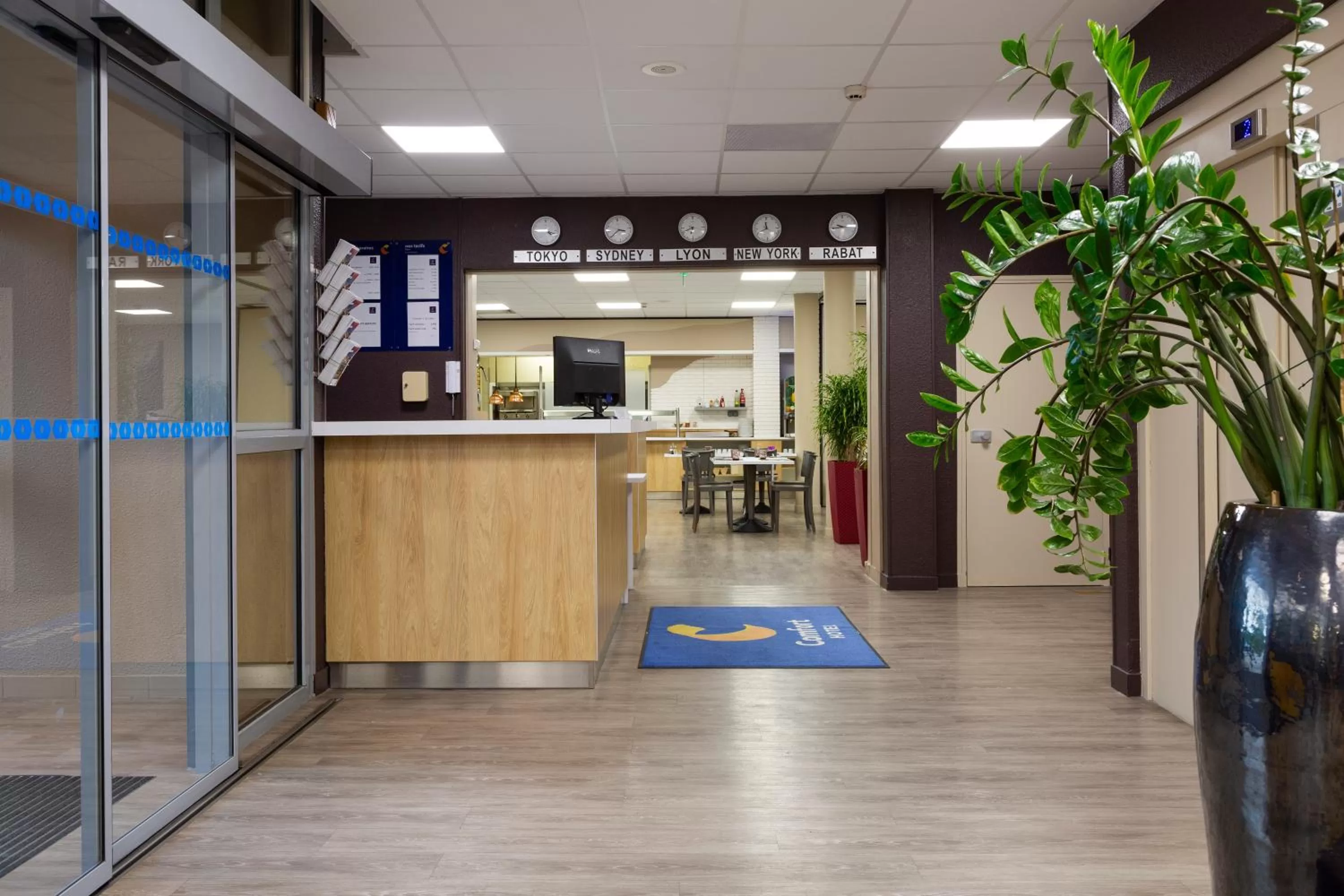 Facade/entrance in Comfort Hotel Aeroport Lyon St Exupery