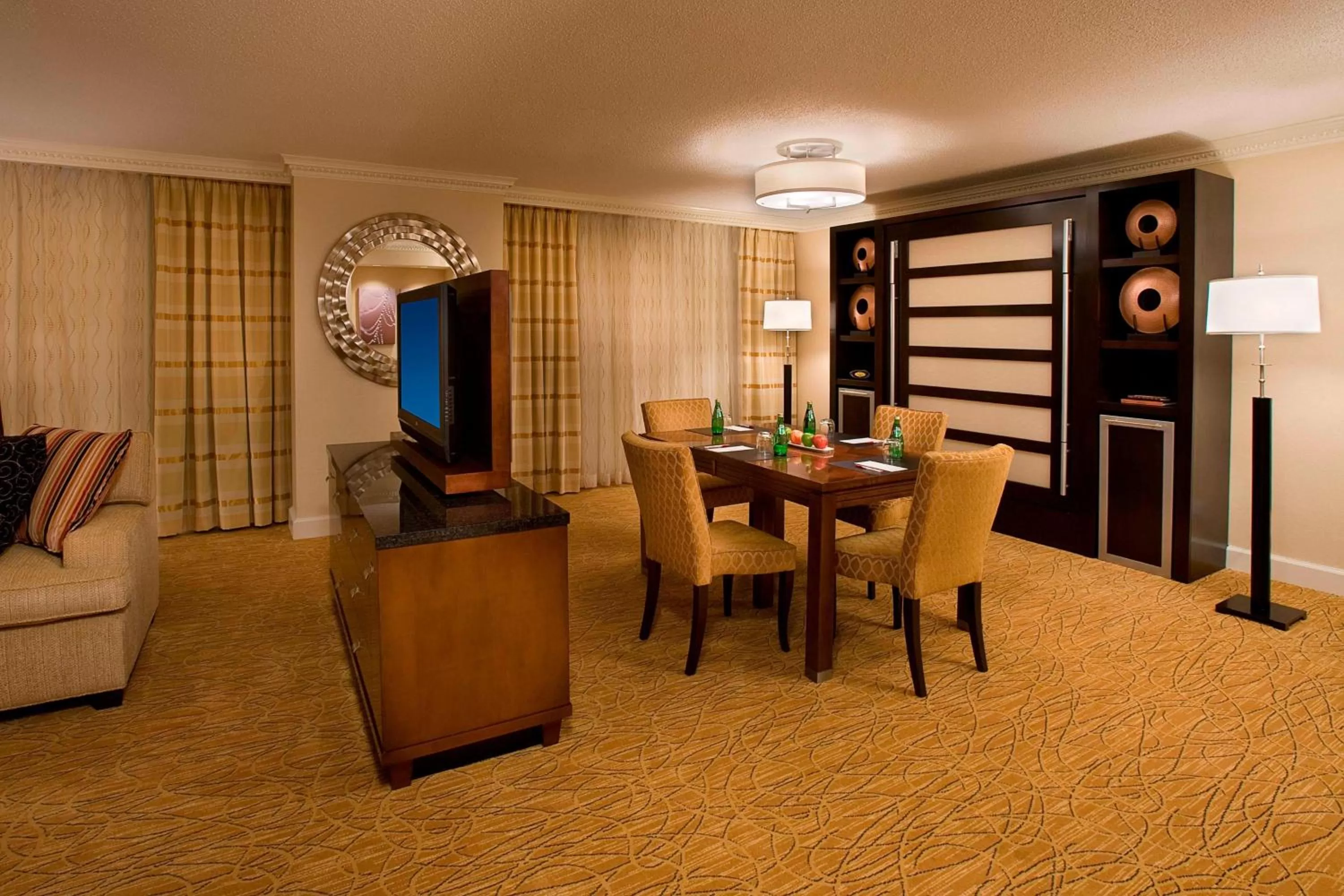 Photo of the whole room in Toronto Airport Marriott Hotel
