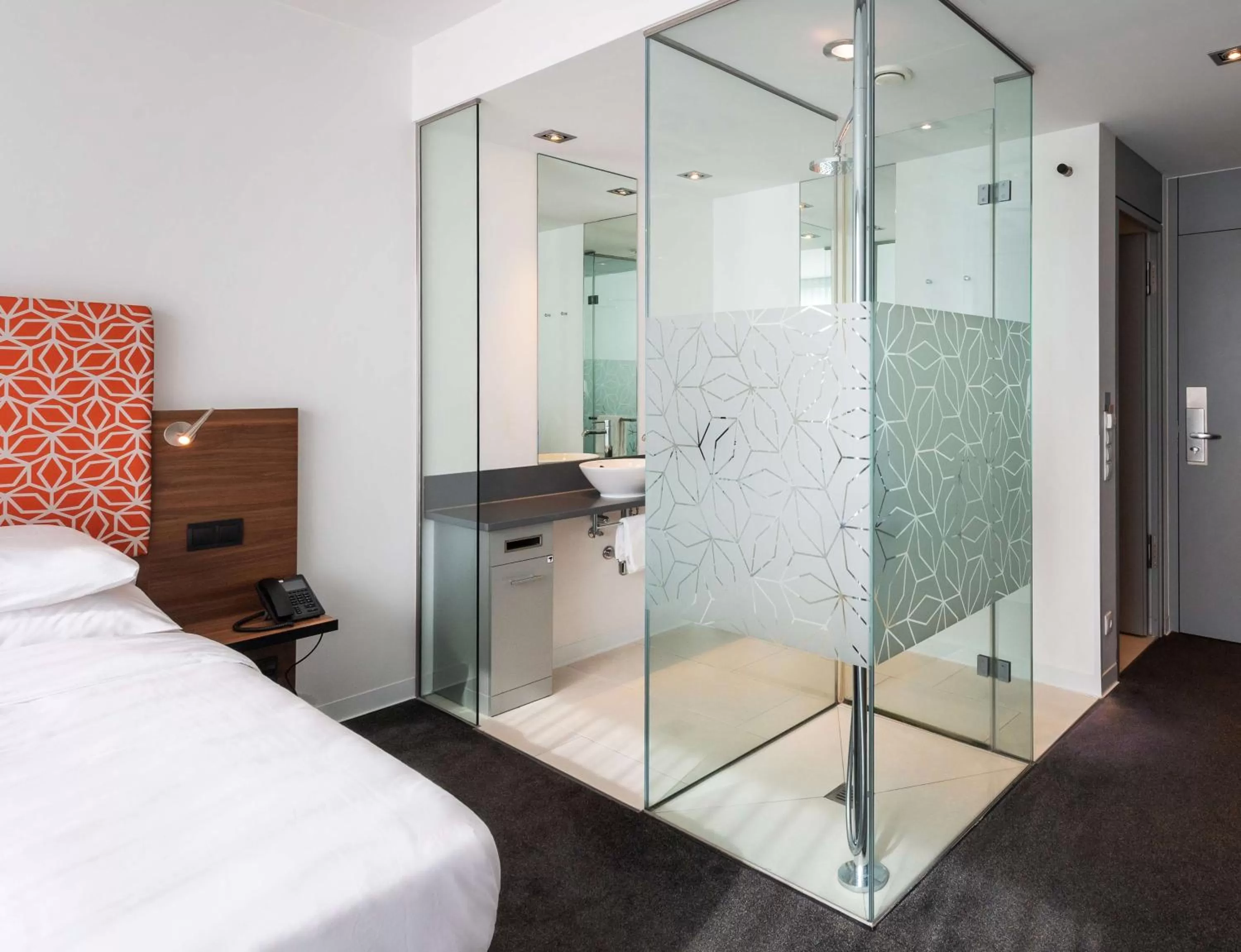 Bathroom, Bed in DoubleTree by Hilton Frankfurt Niederrad