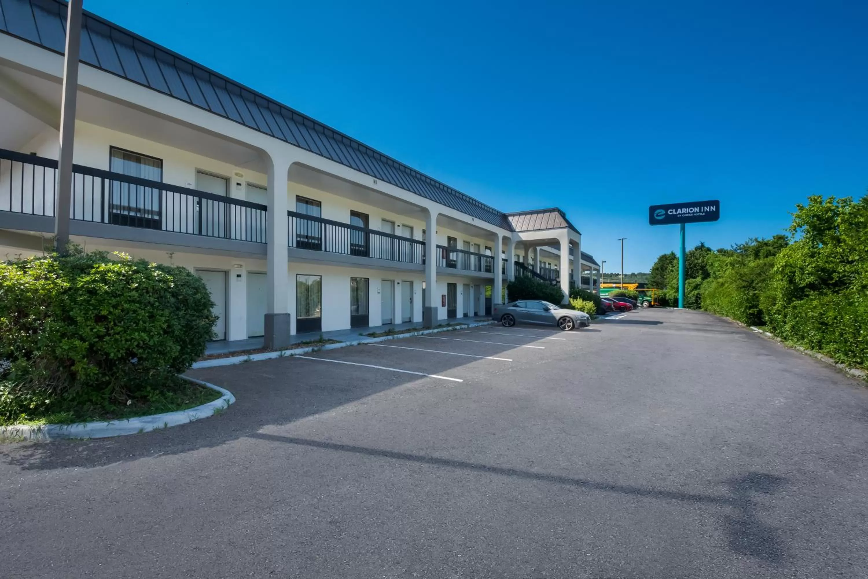 Property building in Clarion Inn Cleveland near University