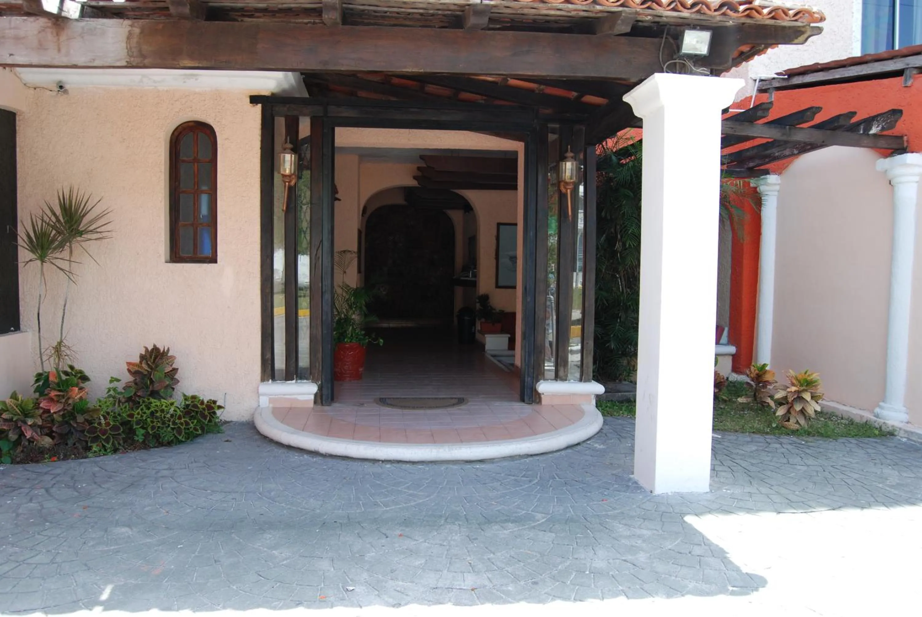 Facade/entrance in Hotel Tankah Cancun