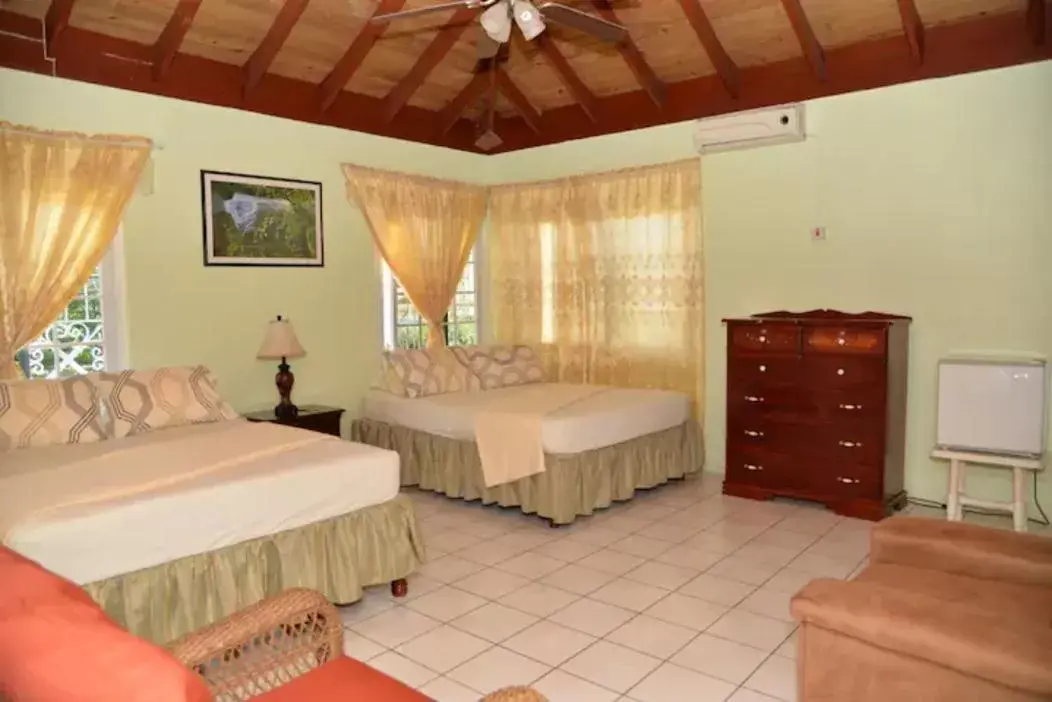 Queen Room with Two Queen Beds in Castlevue B&B Queen Room with Two Queen Beds in Castlevue B&B