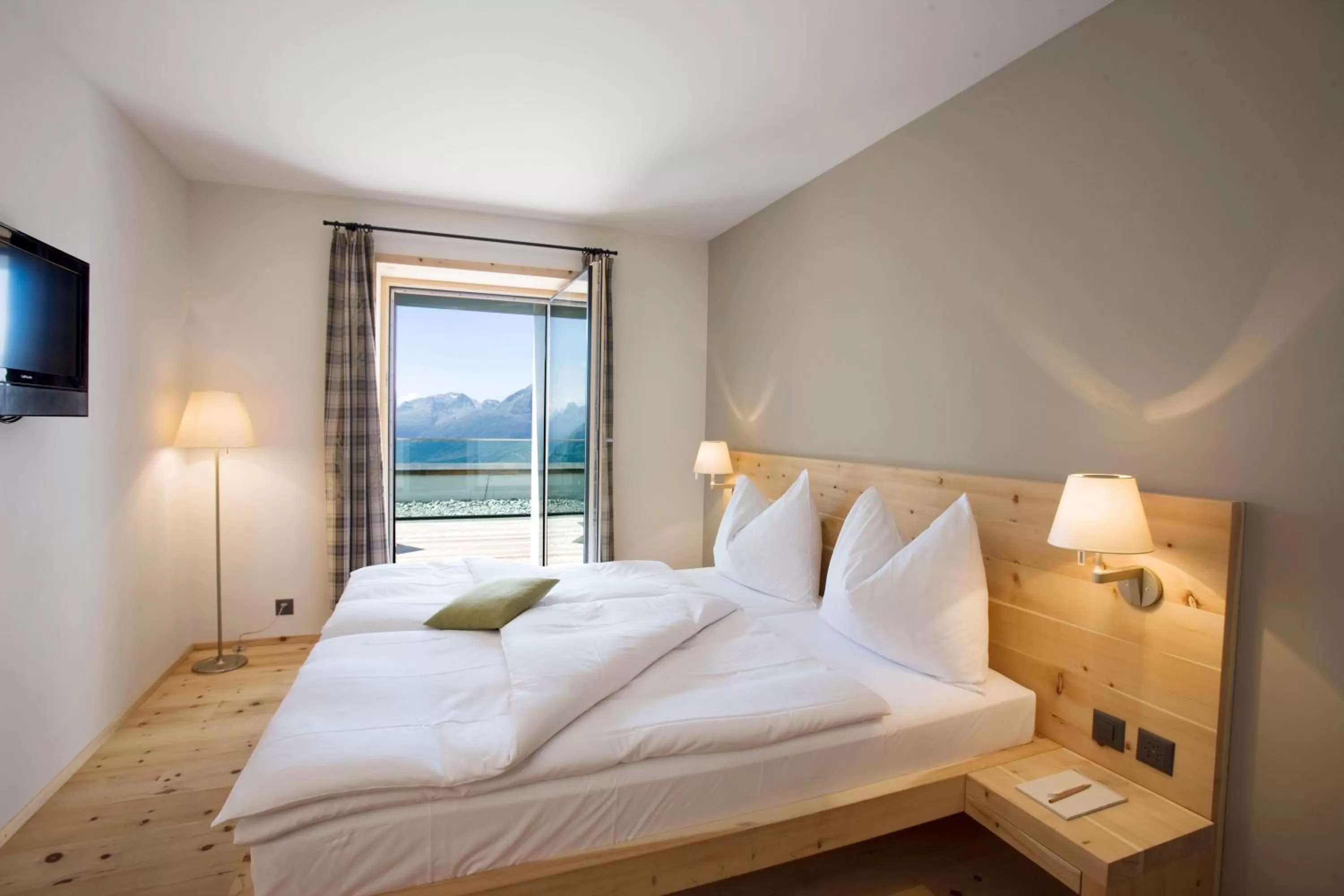 Photo of the whole room, Bed in Romantik Hotel Muottas Muragl